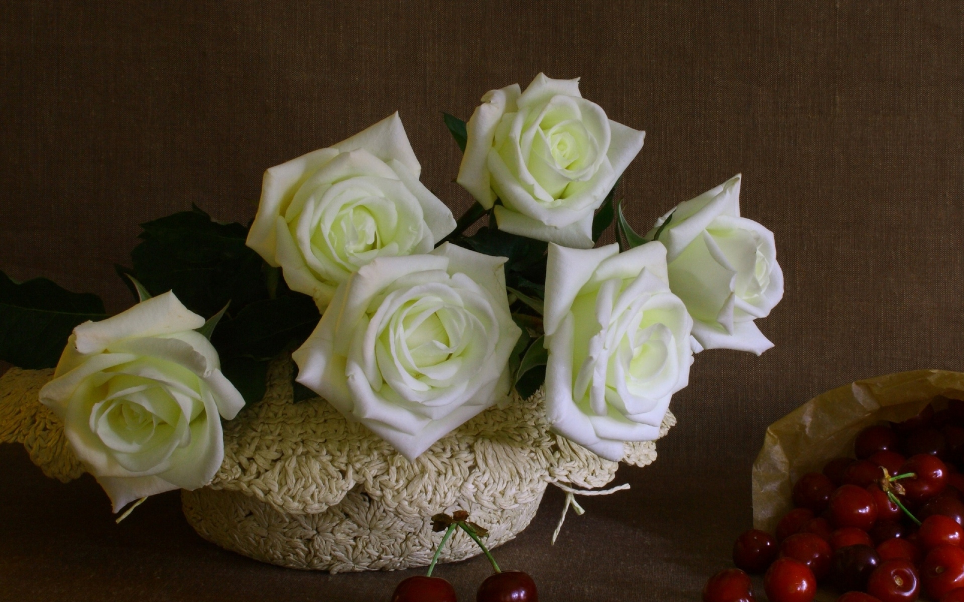 Картинки Розы, цветы, белый, вишня, ягода, упаковка фото и обои на рабочий стол