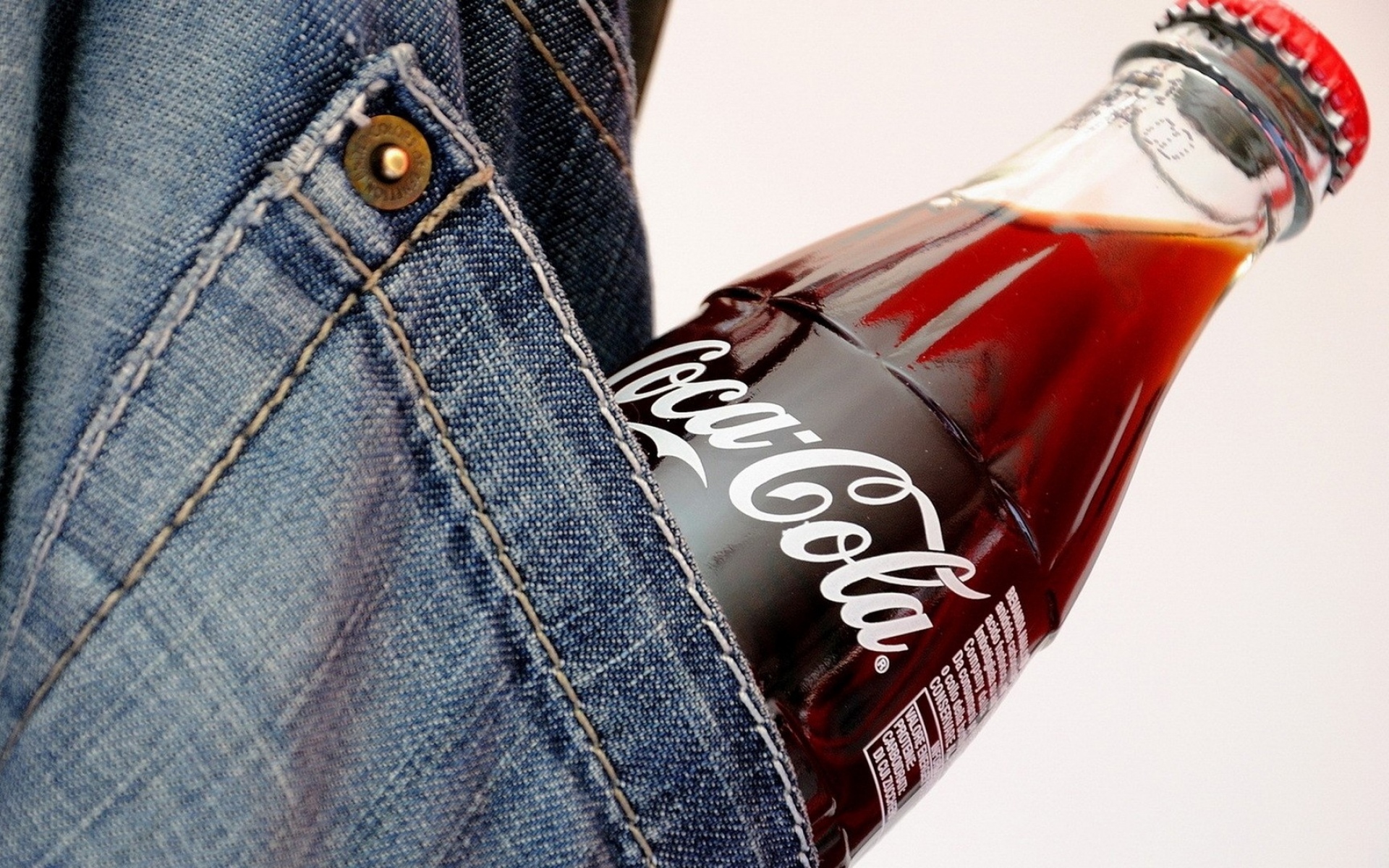 Картинки Кока-кола, напиток, бутылка, карман, джинсы фото и обои на рабочий стол