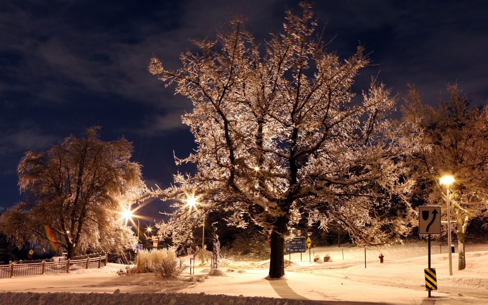 6 вечера зимой. Зимний вечер. Зима. К вечеру. Зимний город. Деревья в снегу.