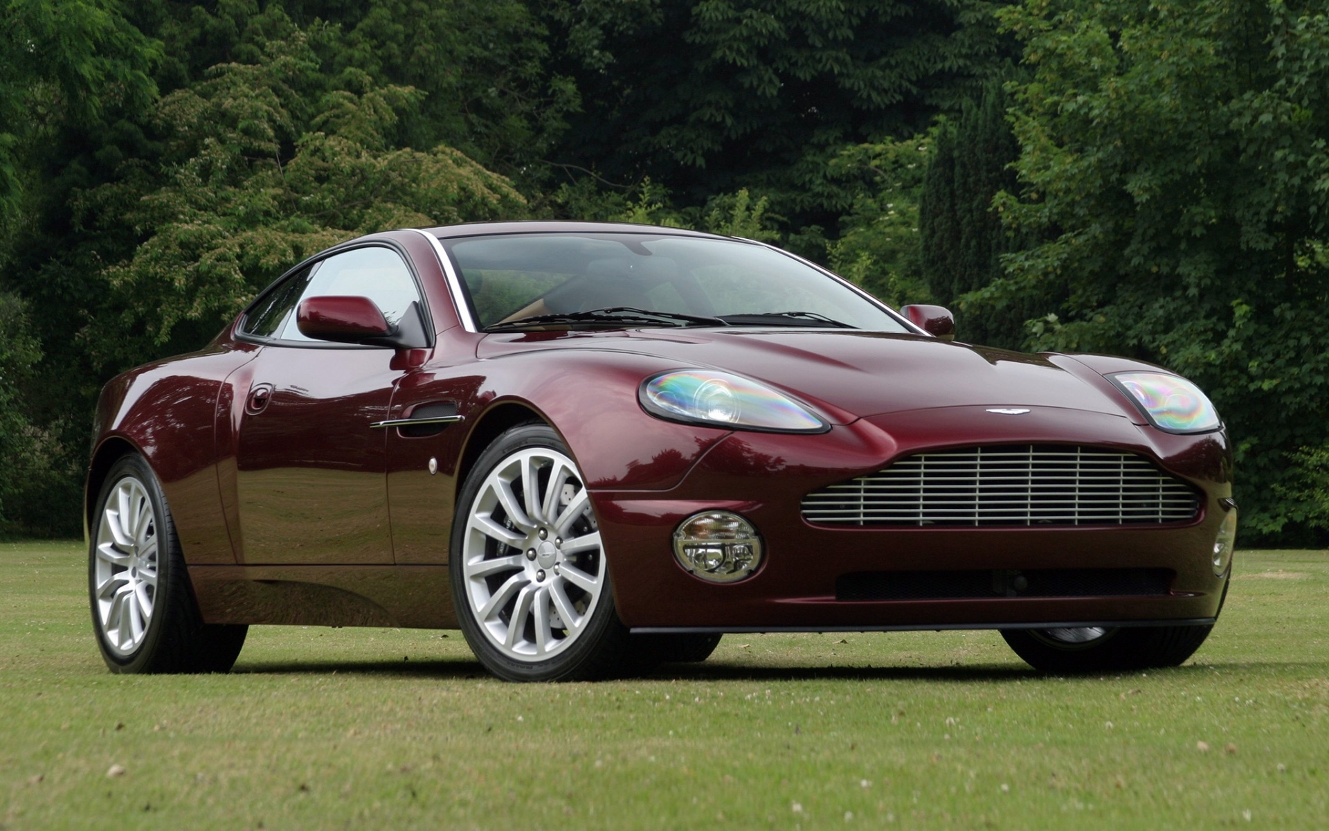 Картинки Aston martin, v12, побеждает, 2001, бордовый, вид сбоку, автомобили, природа фото и обои на рабочий стол