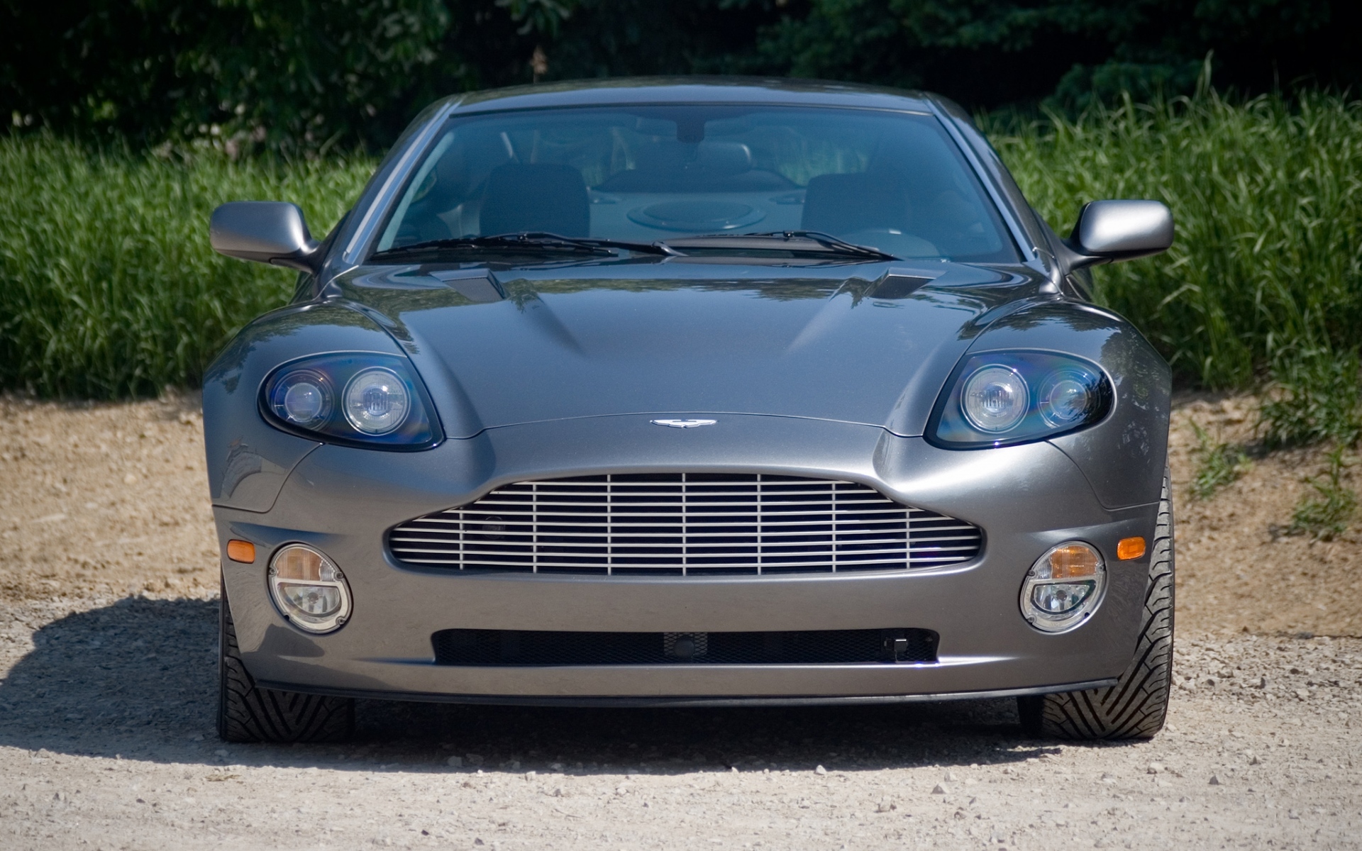 Картинки Aston martin, v12, побеждает, 2001, серый, вид спереди, авто фото и обои на рабочий стол