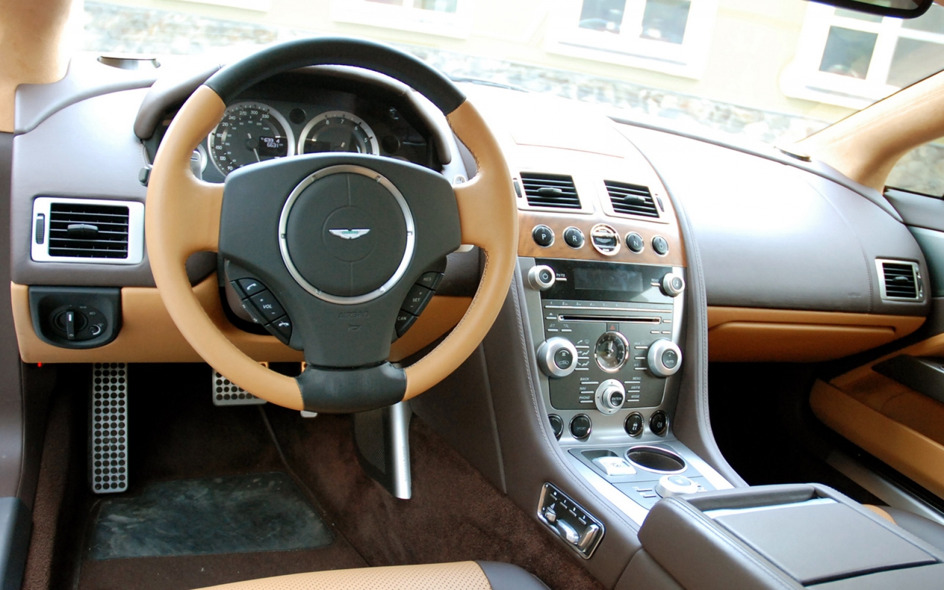 Картинки Aston martin, rapide, 2011, коричневый, салон, салон, рулевое колесо, спидометр фото и обои на рабочий стол