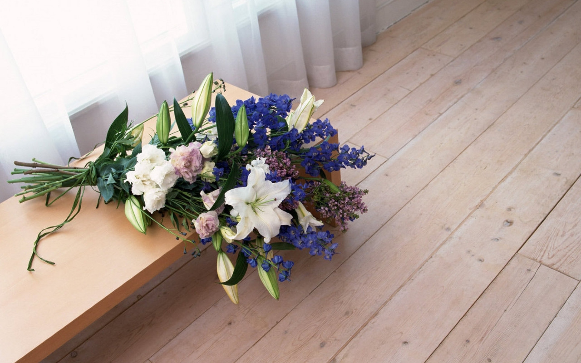 Букет цветов на столе в комнате