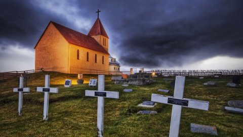 Храм, могилы, кресты, небо