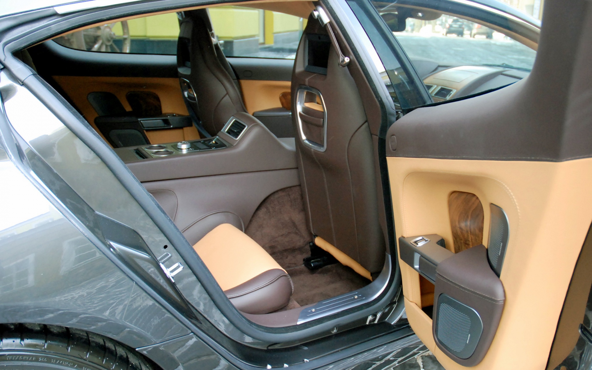 Картинки Aston martin, rapide, 2011, коричневый, интерьер, салон фото и обои на рабочий стол