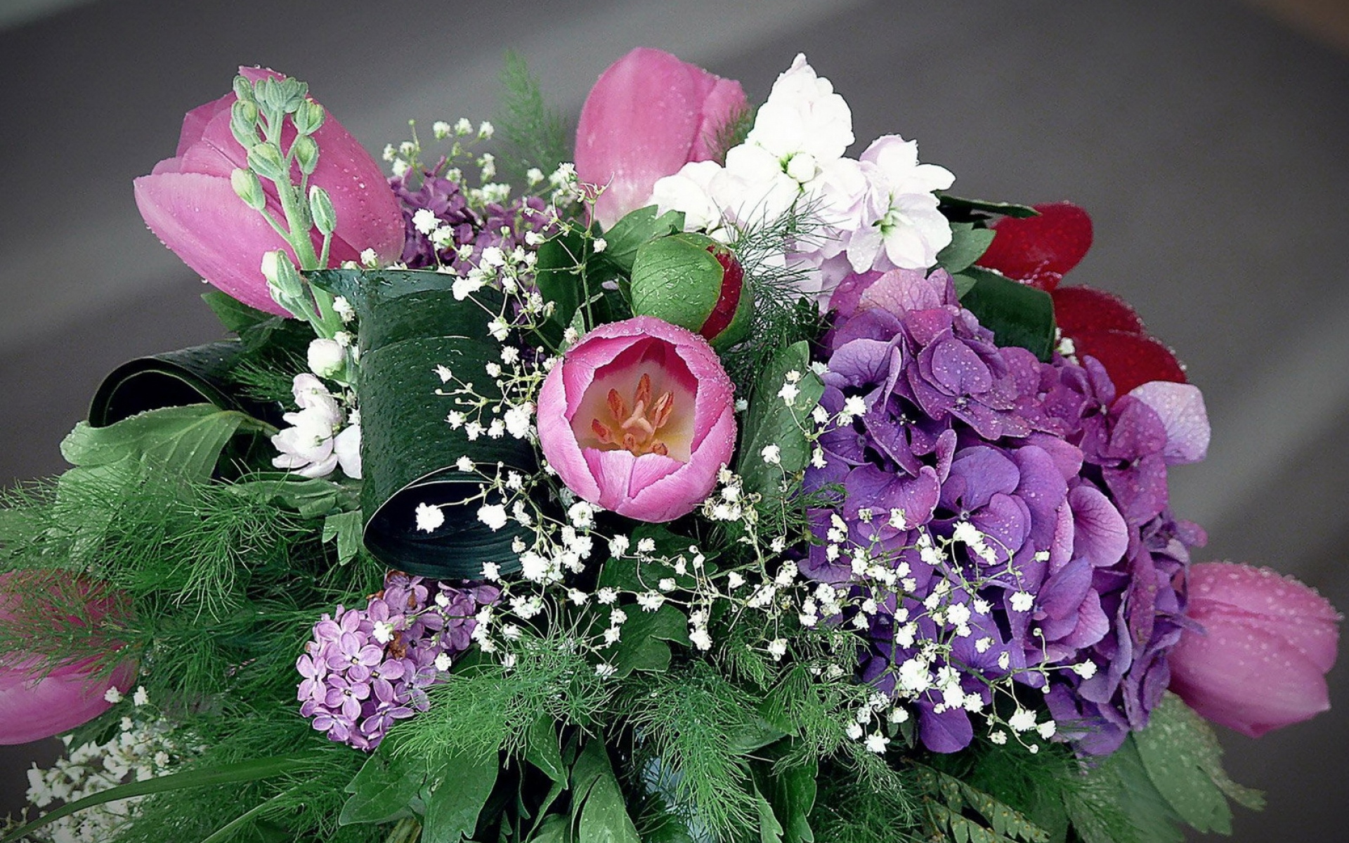 Красивый букет весны. Пионы , гипсофила и тюльпаны. Красивый букет. Цветочный букет. Букет весенних цветов.