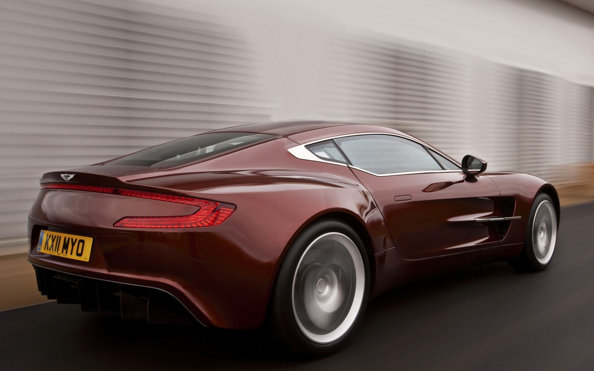 Картинки Aston martin, one-77, 2009, красный, вид сбоку, стиль, скорость фото и обои на рабочий стол