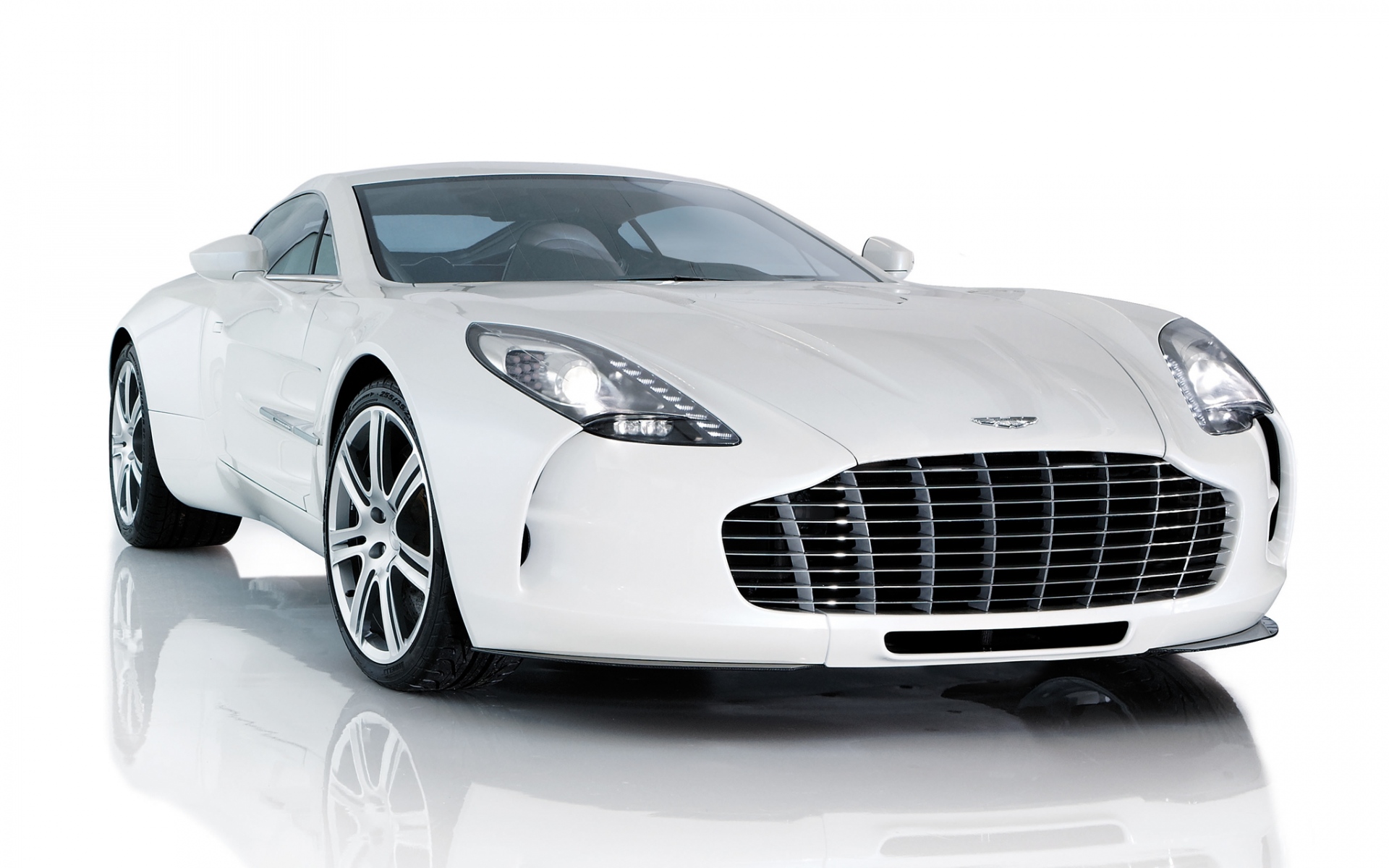 Картинки Aston martin, one-77, 2009, белый, вид спереди, стиль, отражение фото и обои на рабочий стол