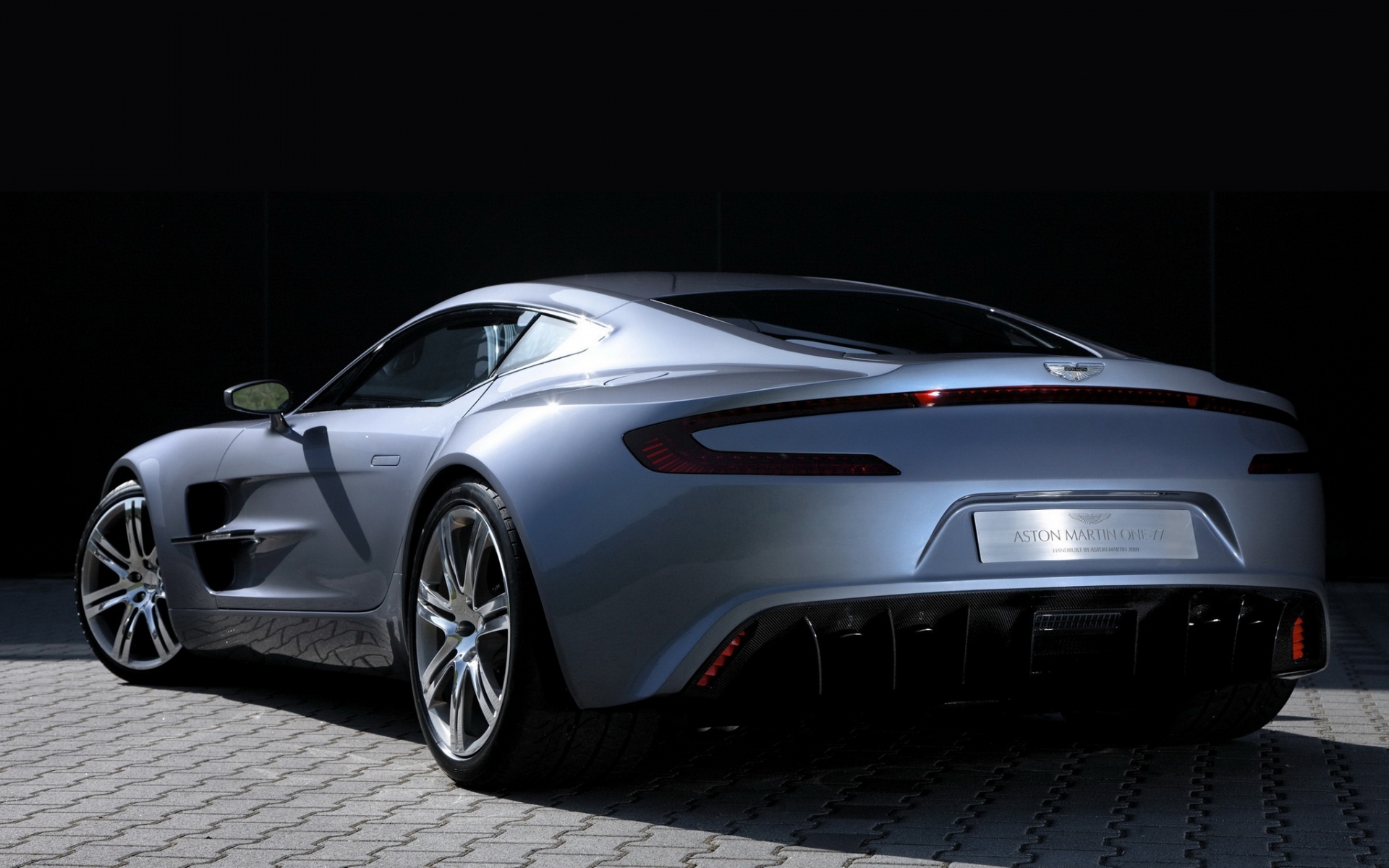 Картинки Aston martin, one-77, 2009, металлическое серебро, вид сзади, стиль фото и обои на рабочий стол