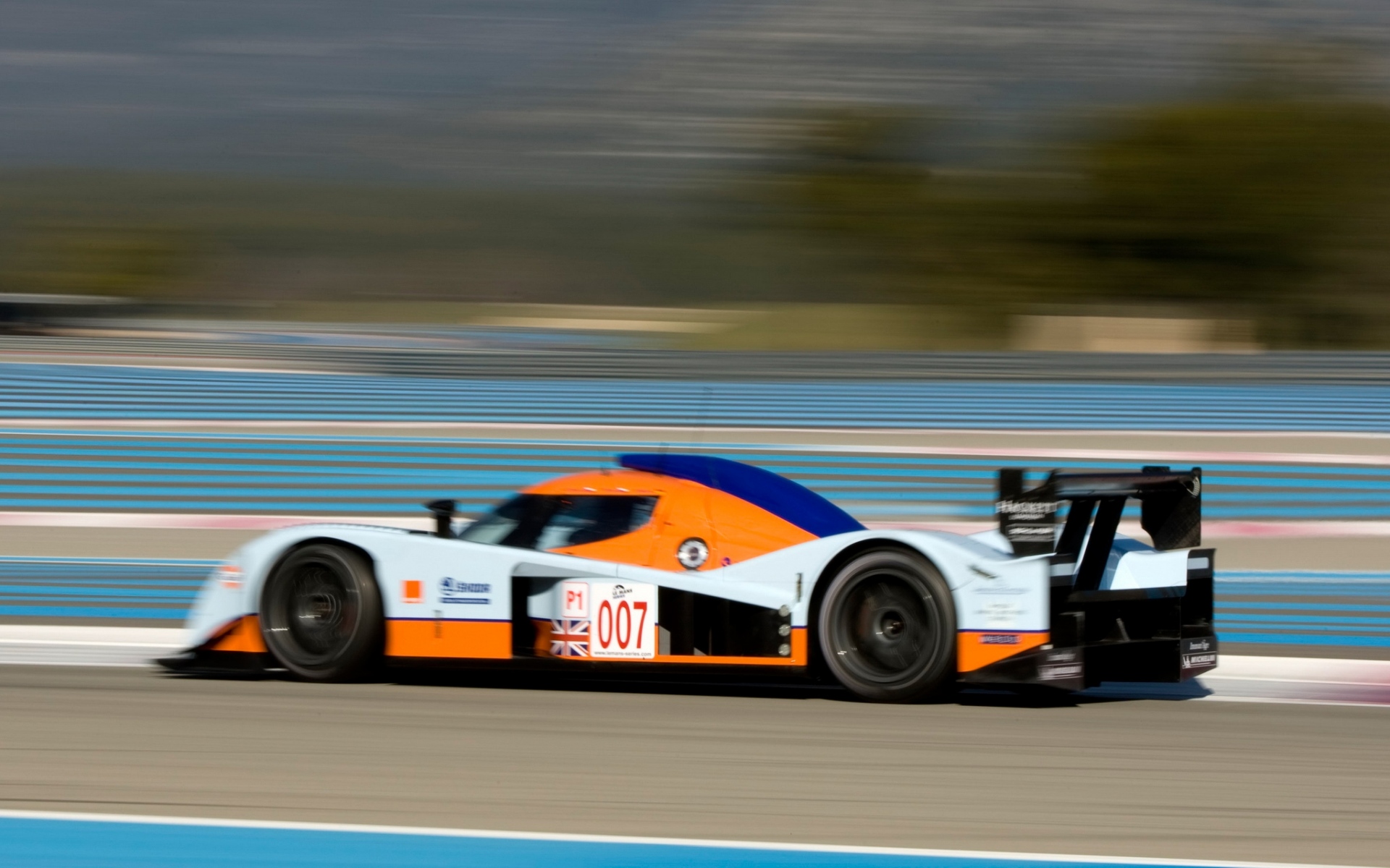 Картинки Aston martin, lmp1, 2009, белый, вид сбоку, стиль, скорость, деревья фото и обои на рабочий стол