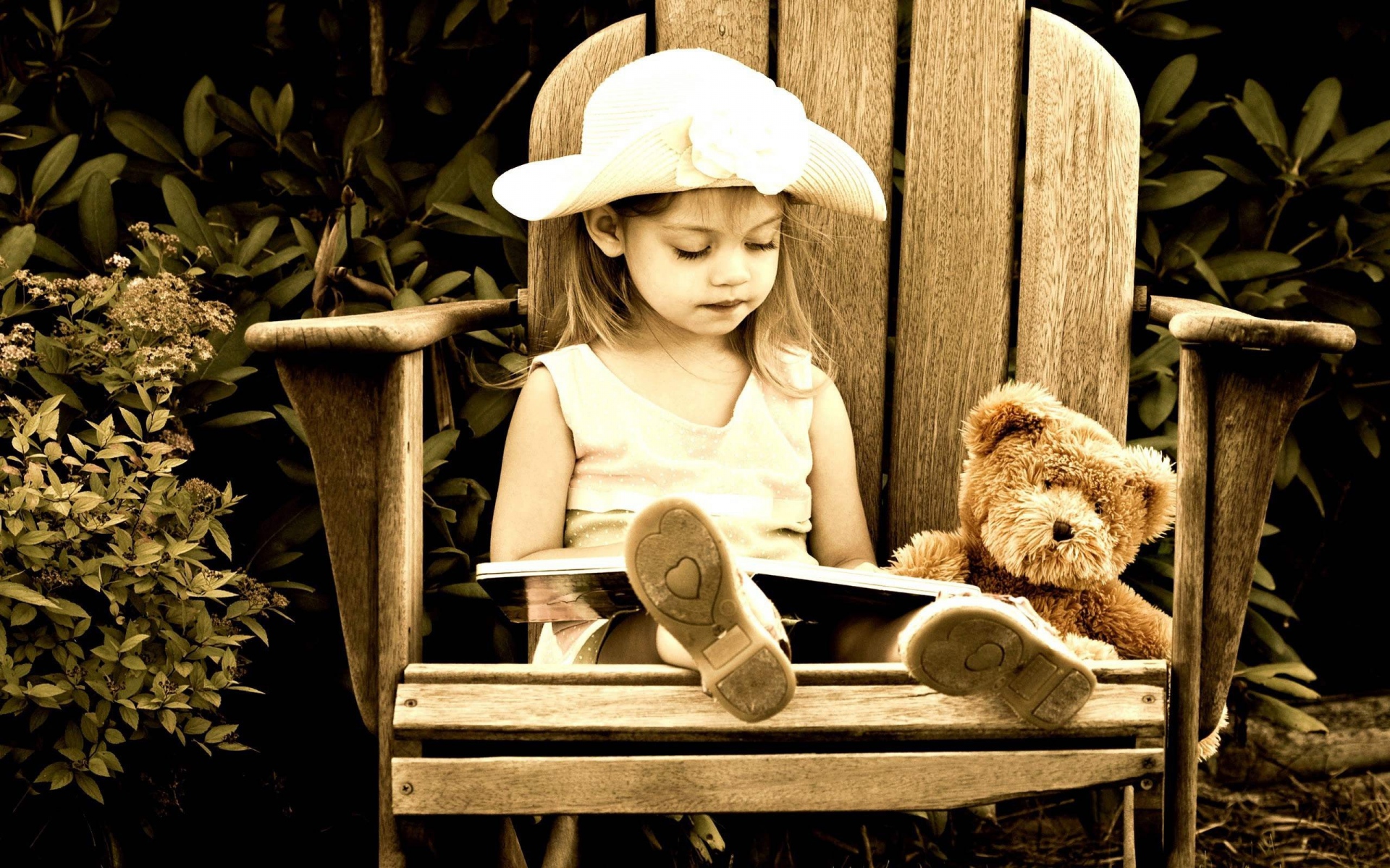 Картинки Девушка, ребенок, игрушка, сепия, черный белый фото и обои на рабочий стол