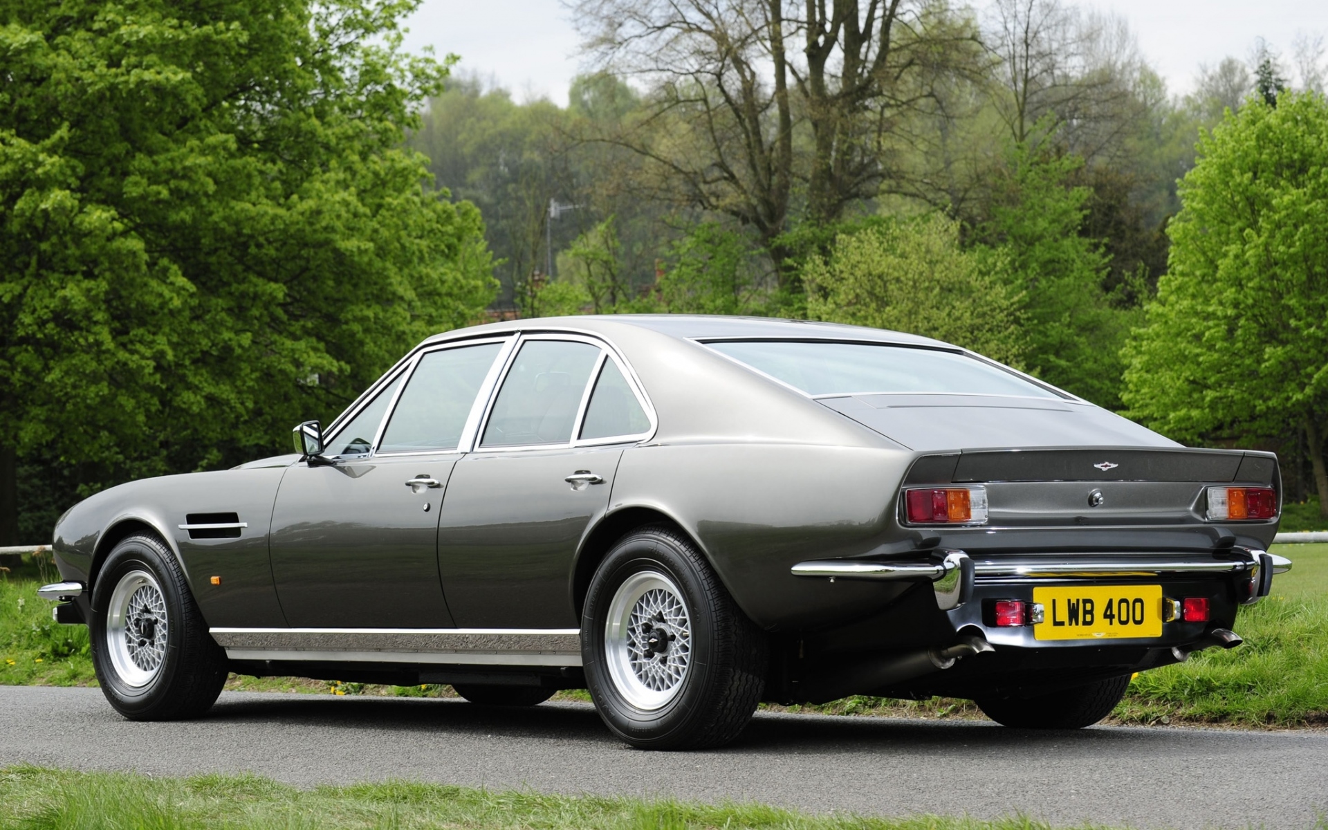 Картинки Aston martin, lagonda, v8, 1974, серый, вид сбоку, автомобиль, ретро, ??природа фото и обои на рабочий стол