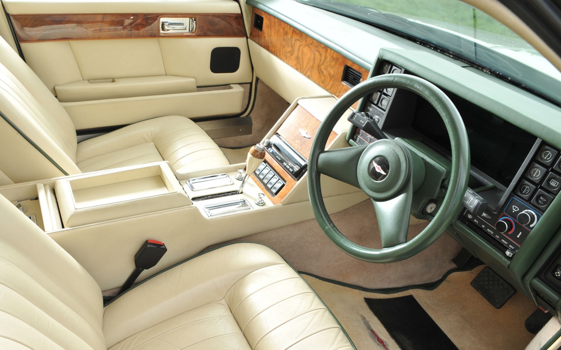 Картинки Aston martin, lagonda, 1987, белый, салон, салон, руль фото и обои на рабочий стол