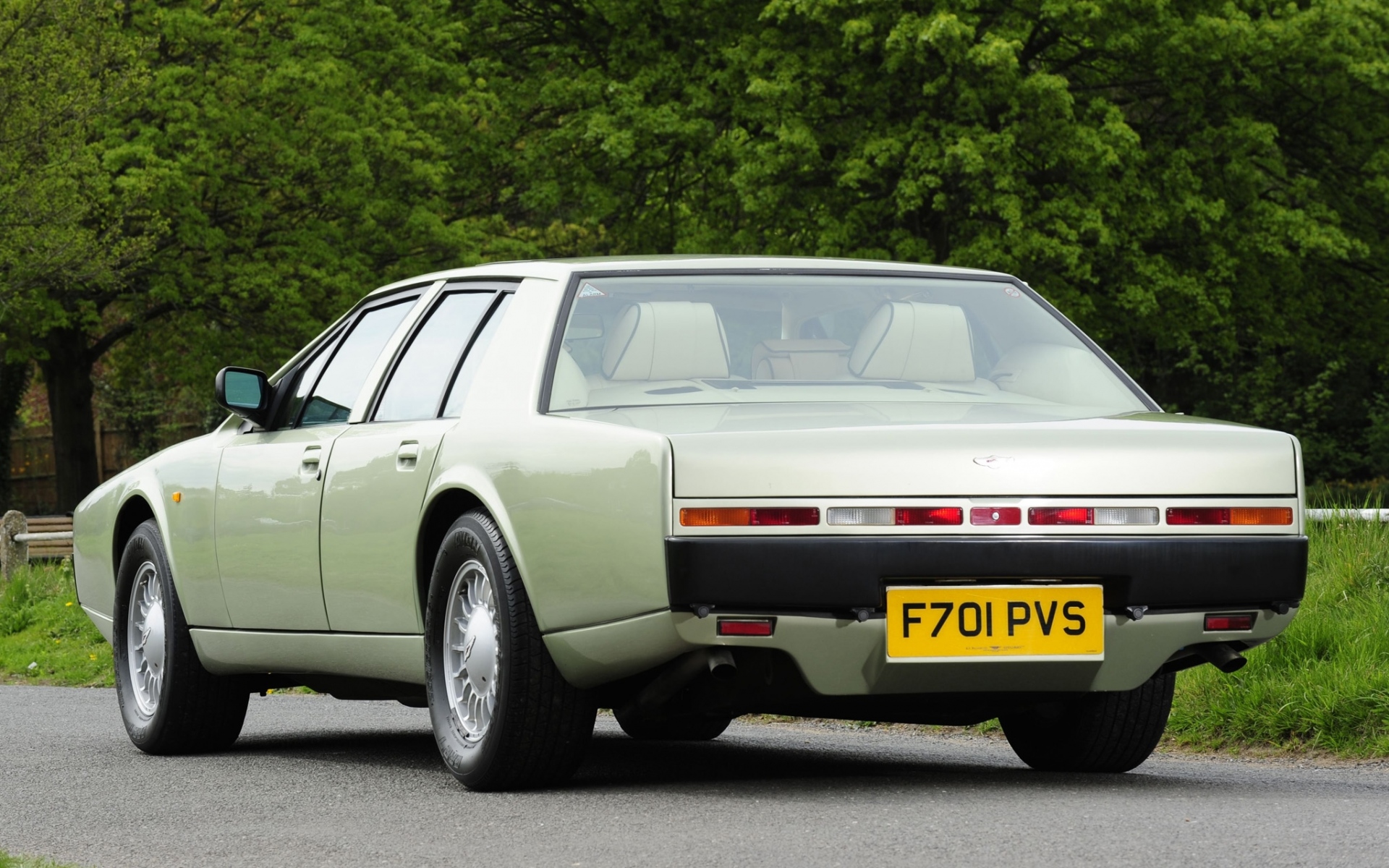 Картинки Aston martin, lagonda, 1987, зеленый, вид сзади, автомобиль фото и обои на рабочий стол