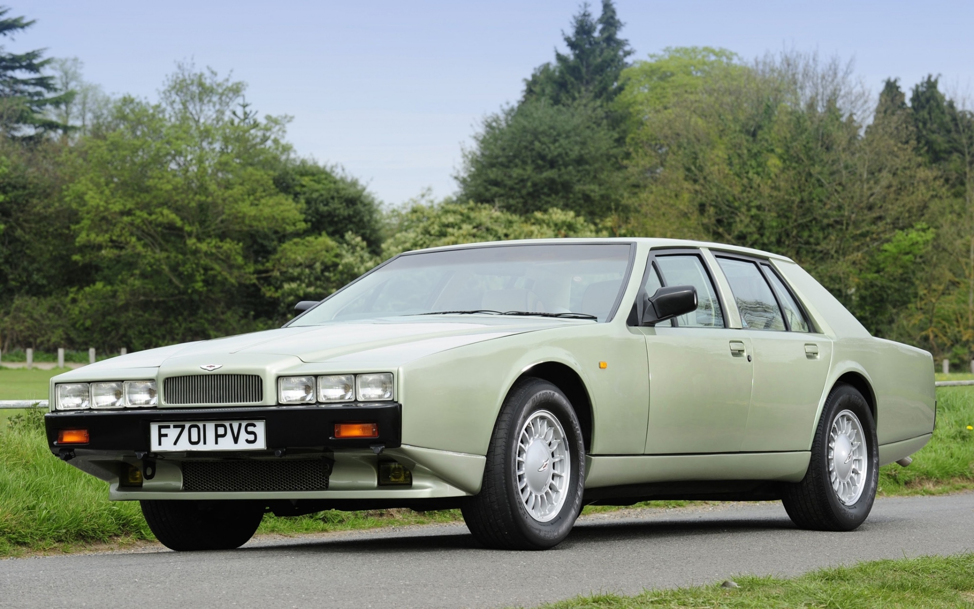 Картинки Aston martin, lagonda, 1987, зеленый, вид спереди, ретро, ??деревья фото и обои на рабочий стол