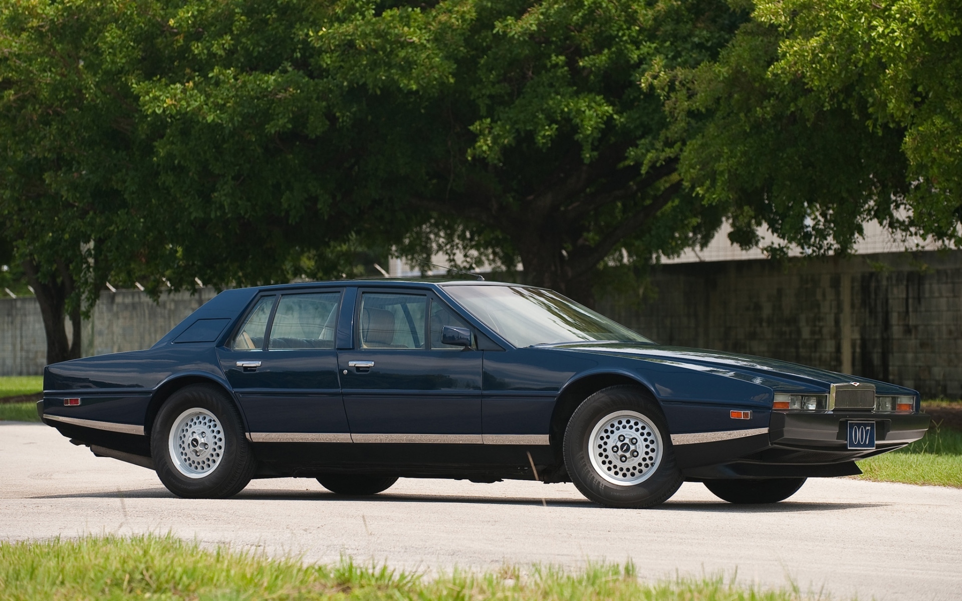 Картинки Aston martin, lagonda, 1976, синий, вид сбоку, автомобили, природа фото и обои на рабочий стол