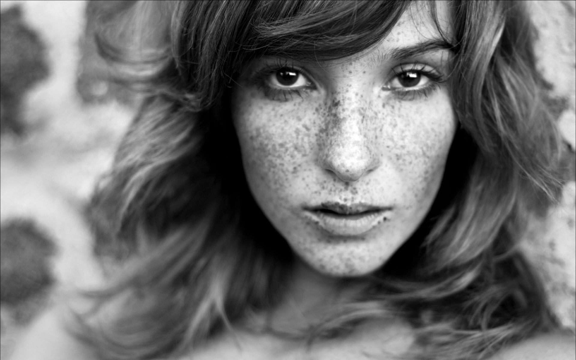 Картинки Vica kerekes, рыжие волосы, веснушки, лицо, черный белый фото и обои на рабочий стол