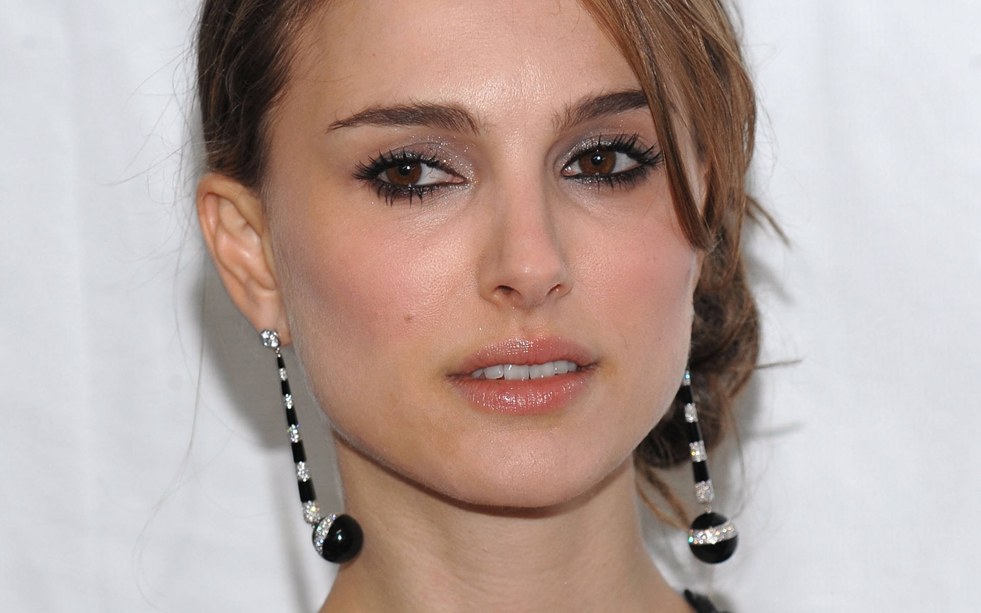 Картинки Natalie portman, брюнетка, лицо, ухо, взгляд фото и обои на рабочий стол