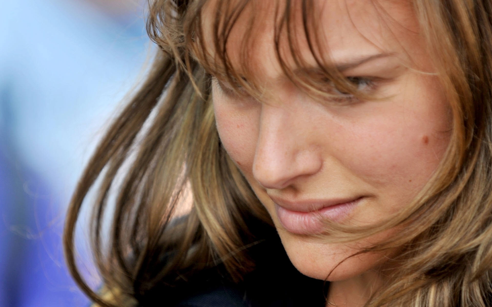 Картинки Natalie portman, брюнетка, лицо, волосы, ветер, моль фото и обои на рабочий стол