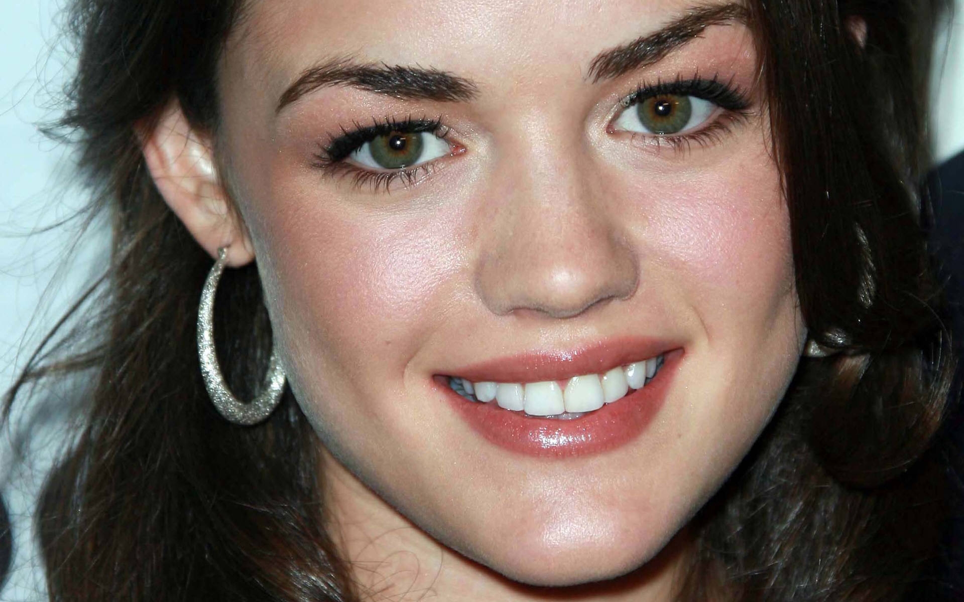 Картинки Lucy hale, брюнетка, улыбаясь, лицо, зеленоглазая, крупный план фото и обои на рабочий стол