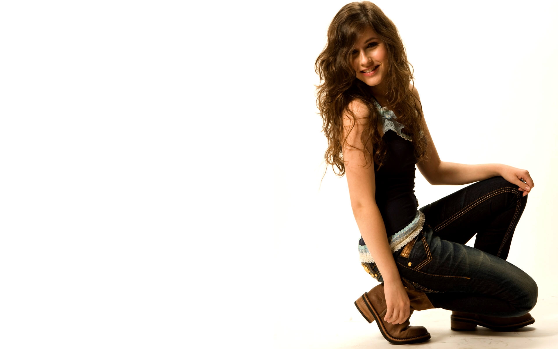 Картинки Erin sanders, брюнетка, джинсы, рубашка, улыбаясь фото и обои на рабочий стол