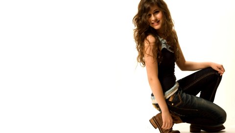 Erin sanders, брюнетка, джинсы, рубашка, улыбаясь
