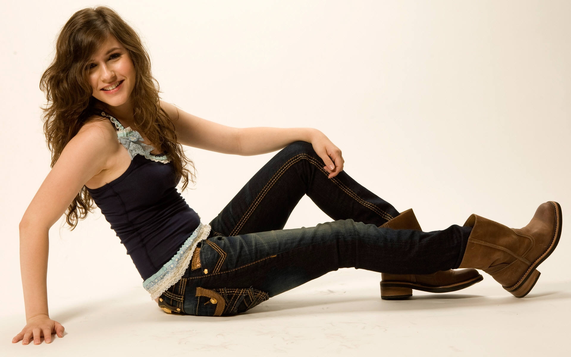 Картинки Erin sanders, брюнетка, рубашка, джинсы, фотосессия фото и обои на рабочий стол