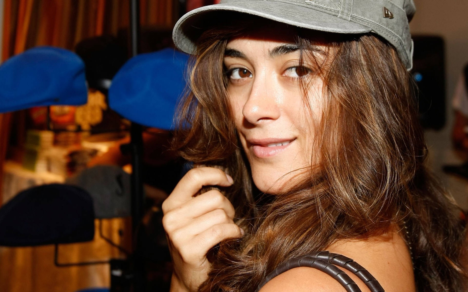 Картинки Cote de pablo, брюнетка, лицо, волосы, шляпа, улыбаясь фото и обои на рабочий стол