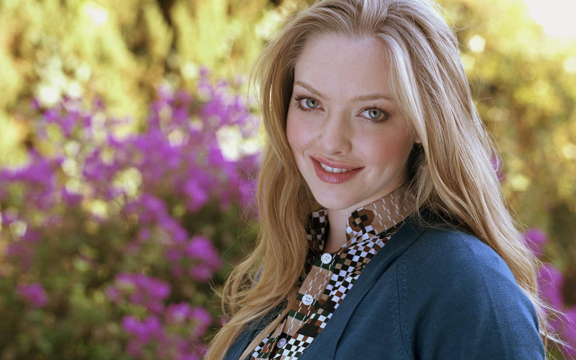 Картинки Аманда seyfried, светлые волосы, куртка, рубашка, улыбаясь фото и обои на рабочий стол