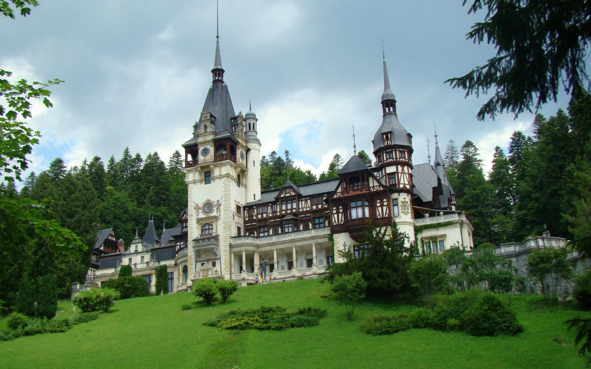 Картинки Пелз замок, кастельгульские пелеты, романия, деревья, холмы фото и обои на рабочий стол