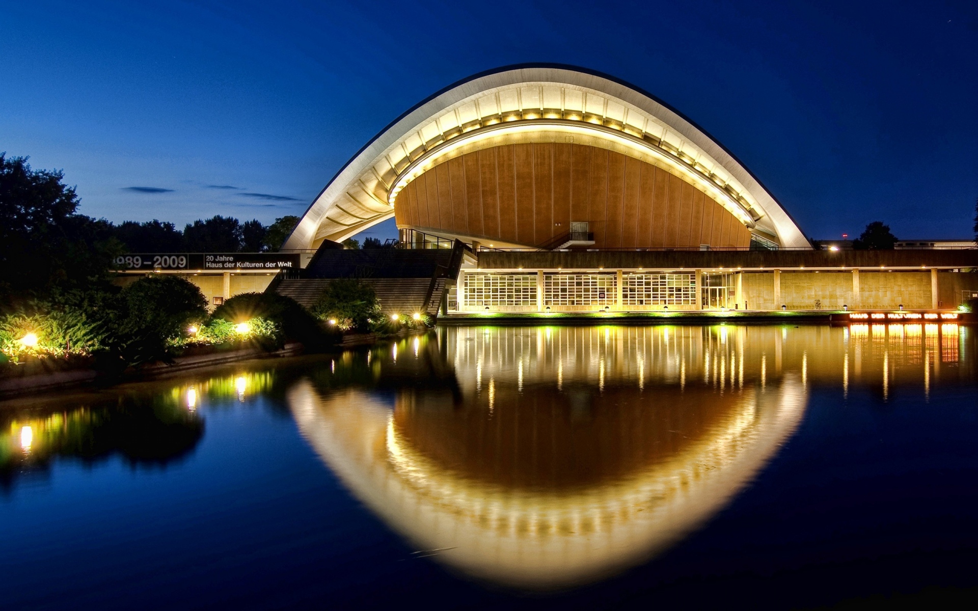 Картинки Das haus der kulturen der welt, берлин, вечер, река фото и обои на рабочий стол