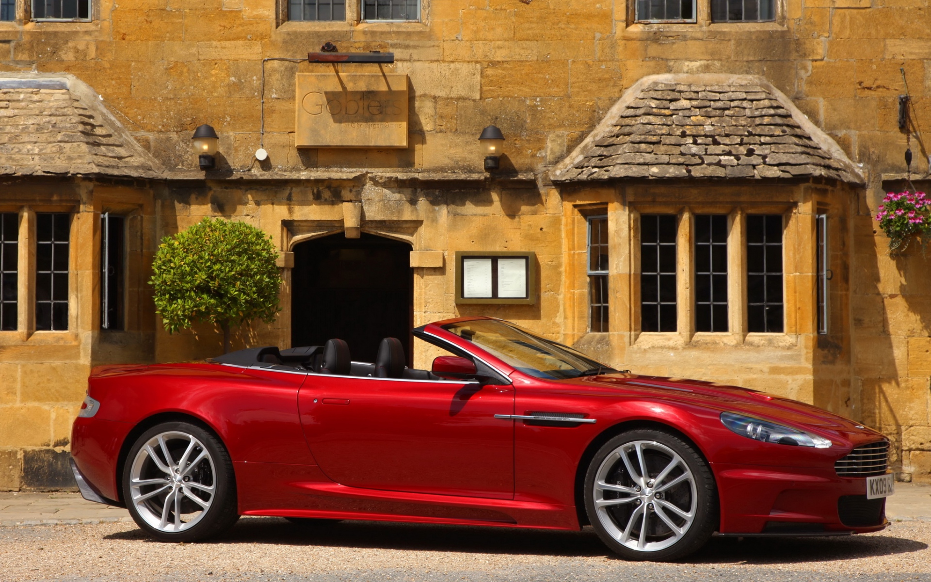 Картинки Aston martin, dbs, 2009, красный, вид сбоку, кабриолет, авто, домашний фото и обои на рабочий стол