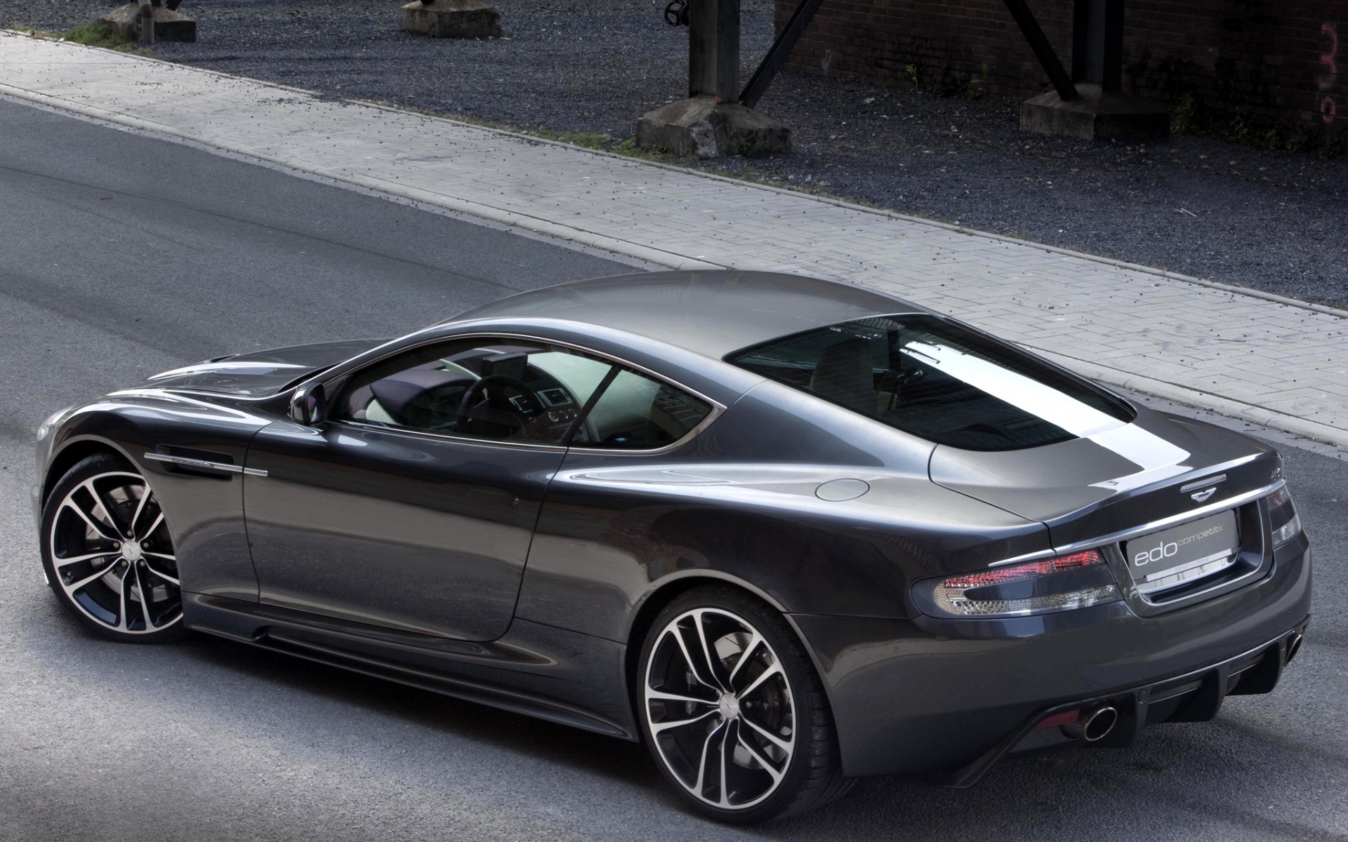 Картинки Aston martin, dbs, 2010, металлик серый, вид сбоку, стиль, асфальт фото и обои на рабочий стол