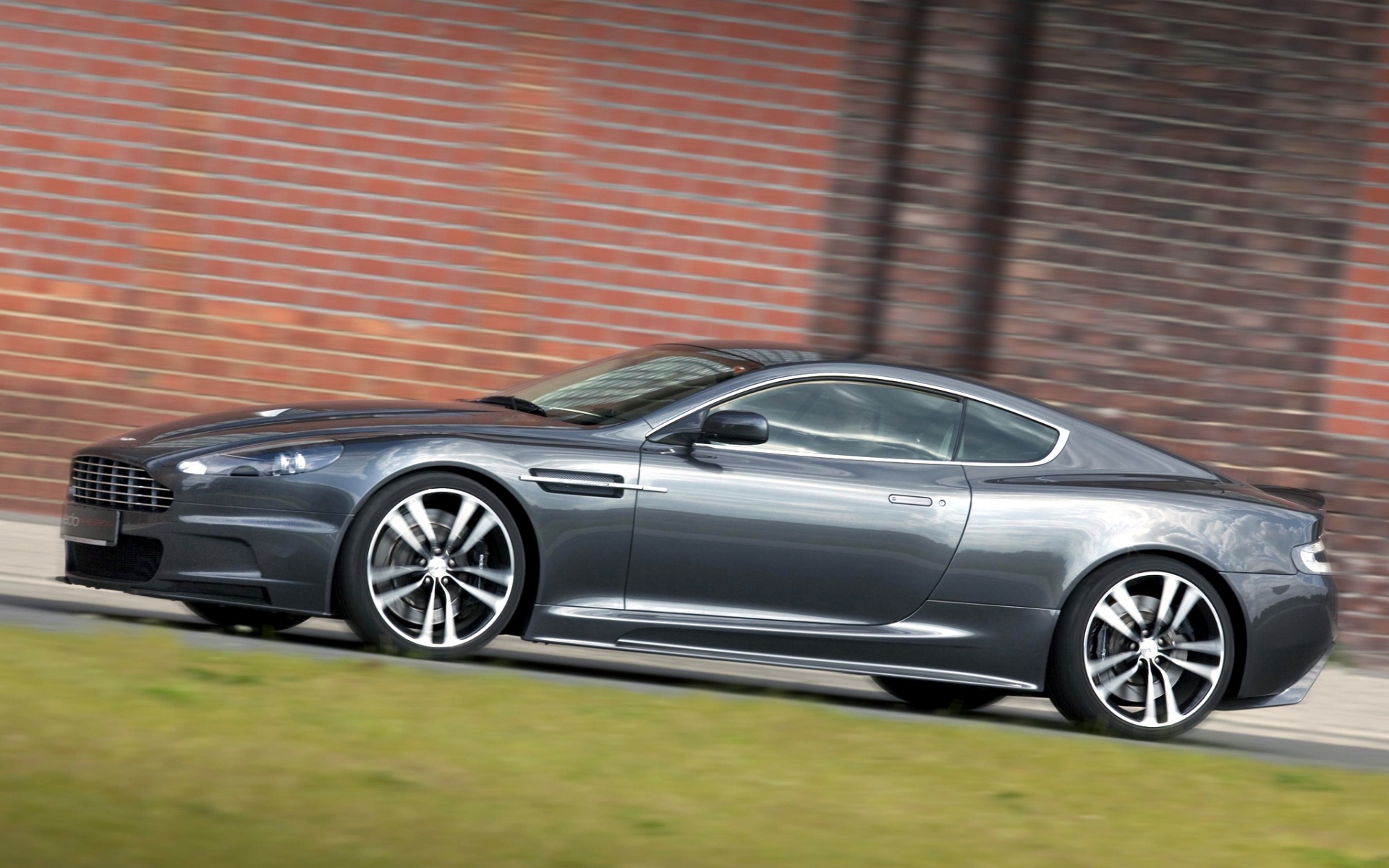 Картинки Aston martin, dbs, 2010, серый, вид сбоку, стиль, трава фото и обои на рабочий стол