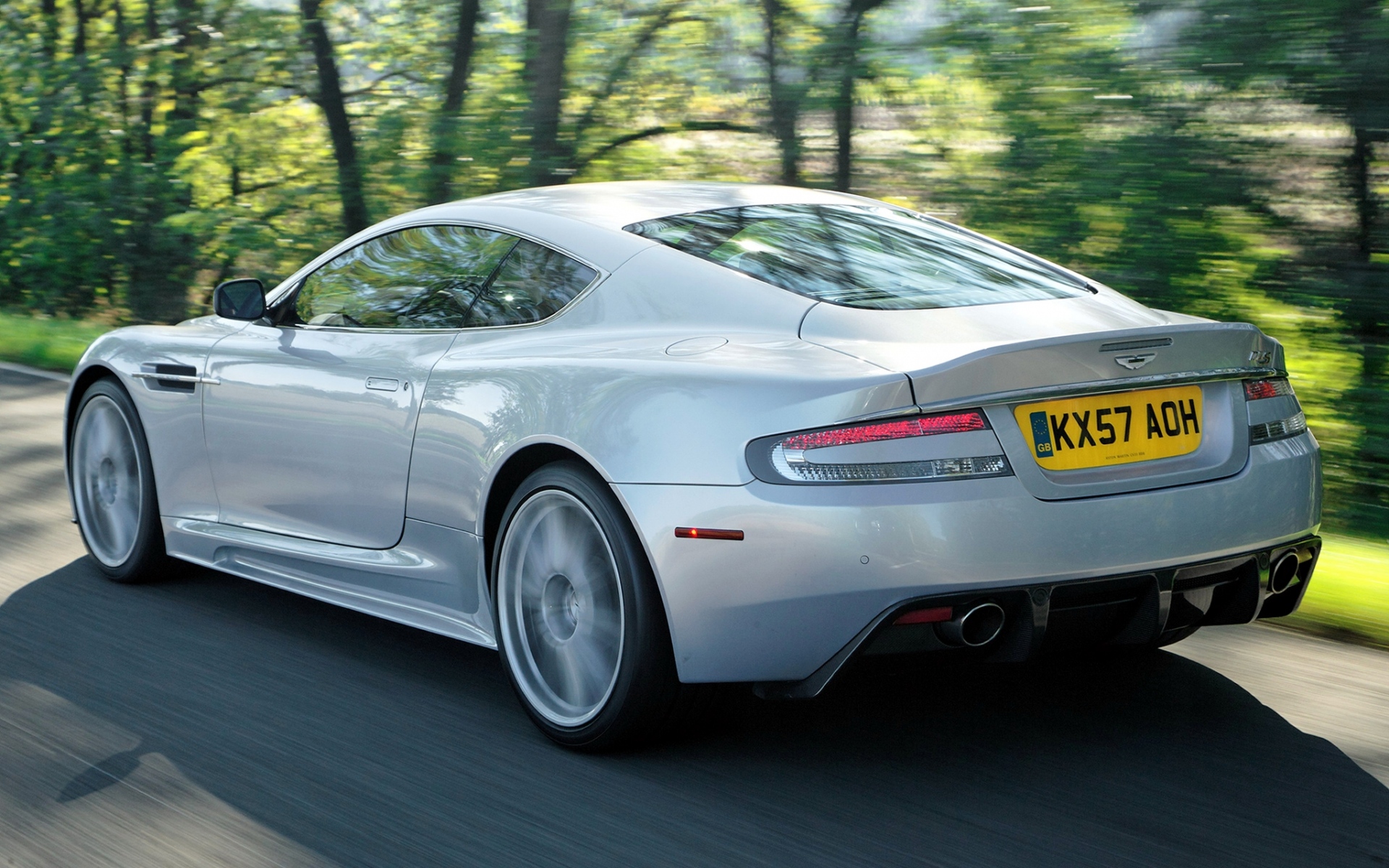 Картинки Aston martin, dbs, 2008, белый, вид сзади, автомобили, природа фото и обои на рабочий стол