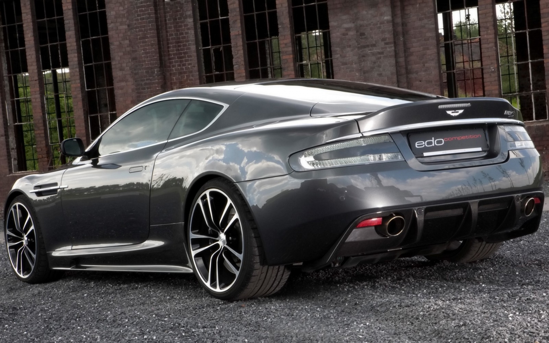 Картинки Aston martin, dbs, 2010, черный, вид сбоку, стиль, здание фото и обои на рабочий стол