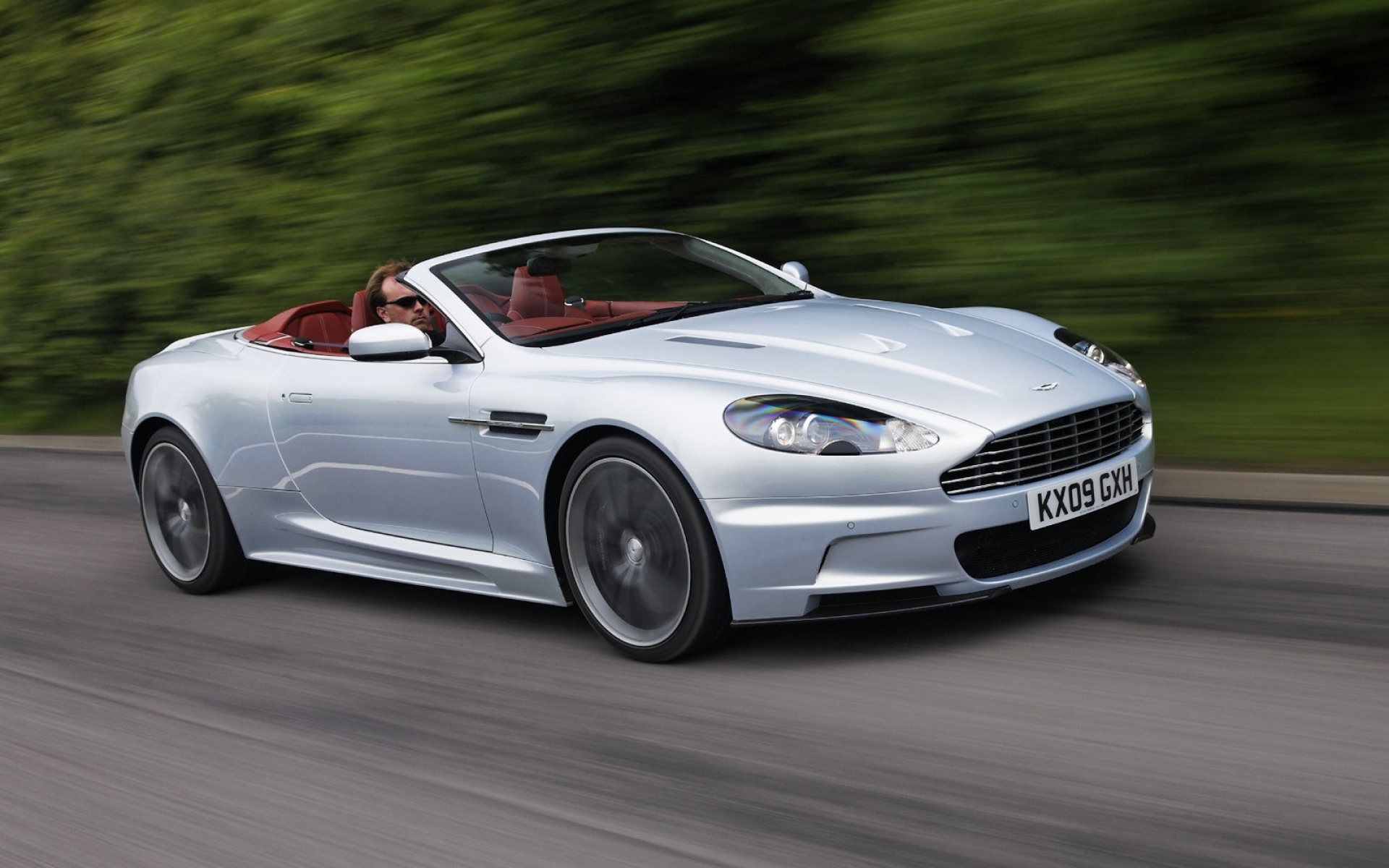 Картинки Aston martin, dbs, 2009, белый, вид сбоку, автомобили, деревья фото и обои на рабочий стол