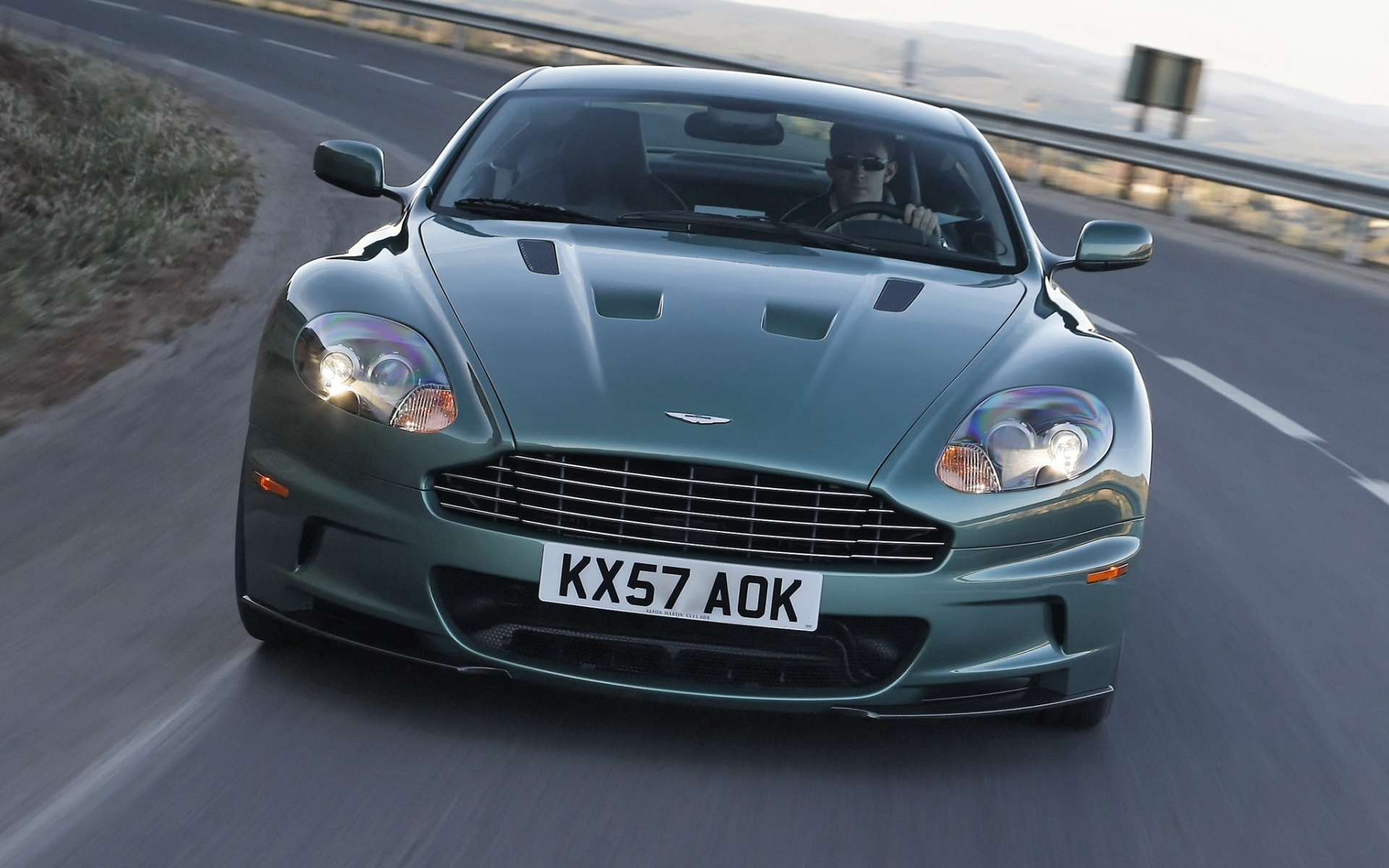 Картинки Aston martin, dbs, 2008, зеленый, вид спереди, асфальт фото и обои на рабочий стол