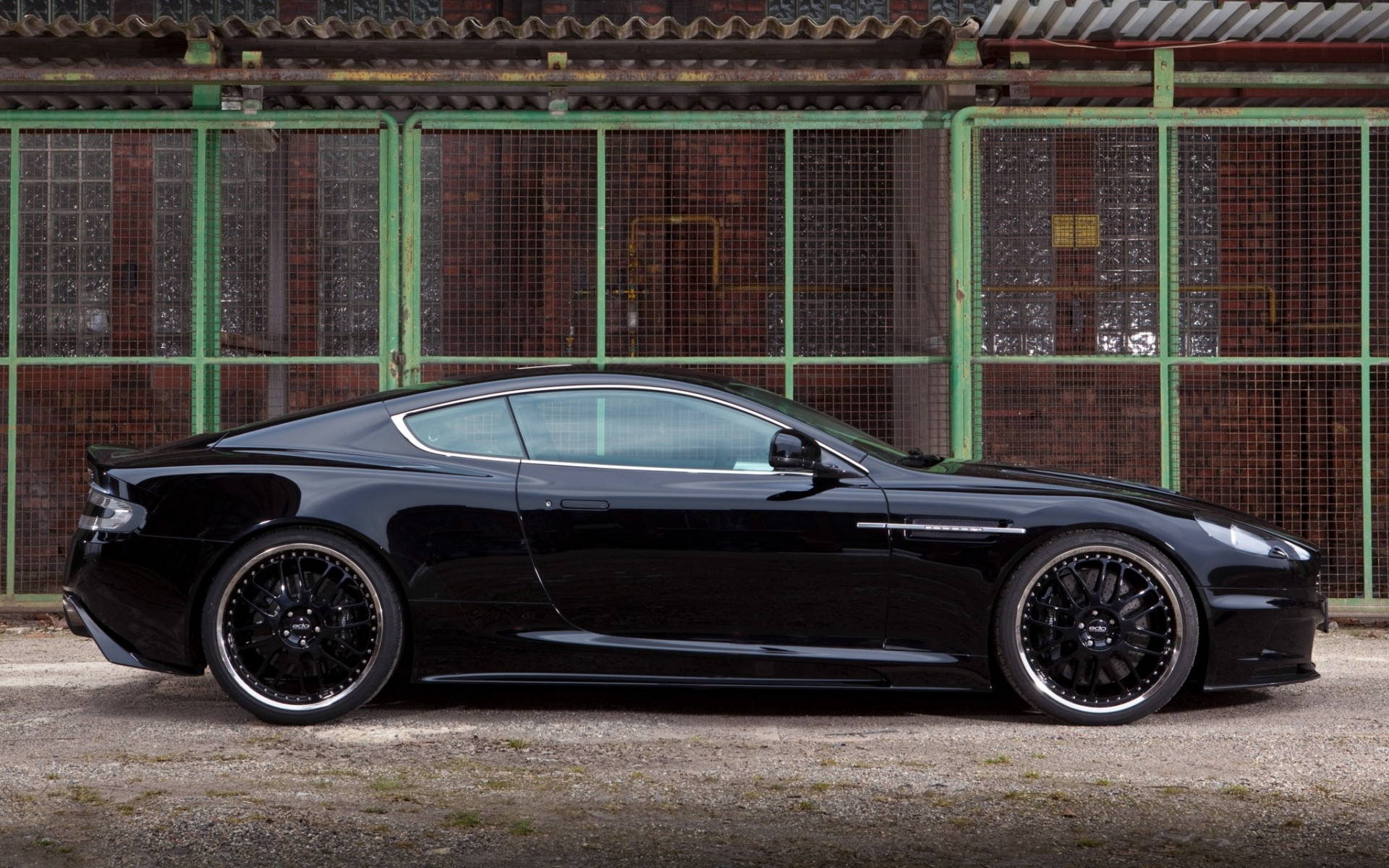 Картинки Aston martin, dbs, 2009, черный, вид сбоку, автомобили, здание фото и обои на рабочий стол