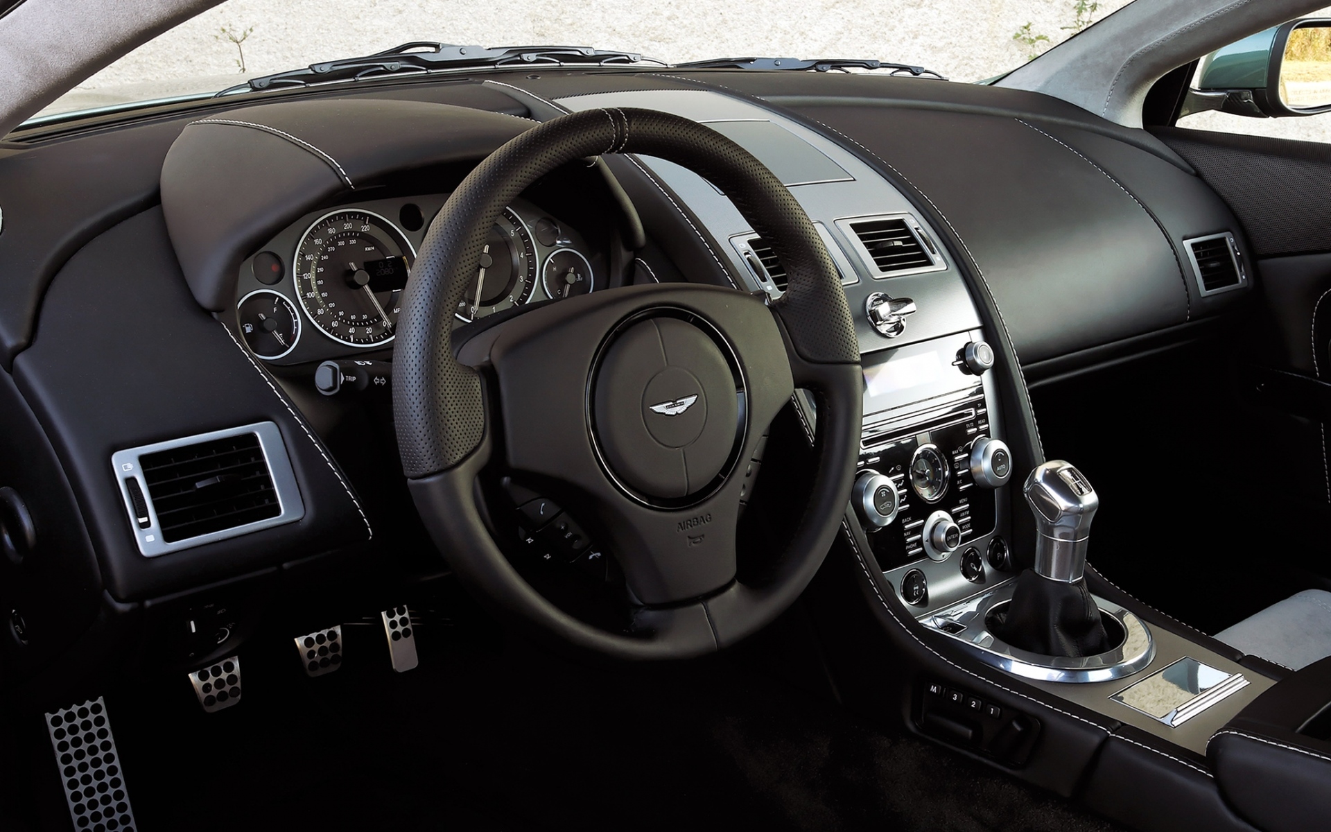 Картинки Aston martin, dbs, 2008, черный, салон, салон, руль, спидометр фото и обои на рабочий стол