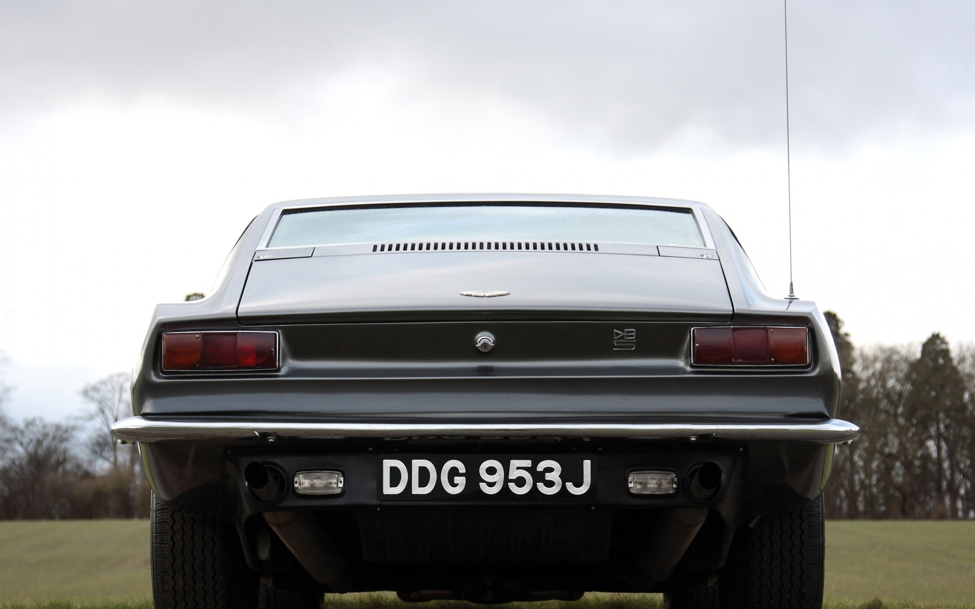 Картинки Aston martin, dbs, v8, 1969, серый, вид сзади, автомобиль, деревья фото и обои на рабочий стол