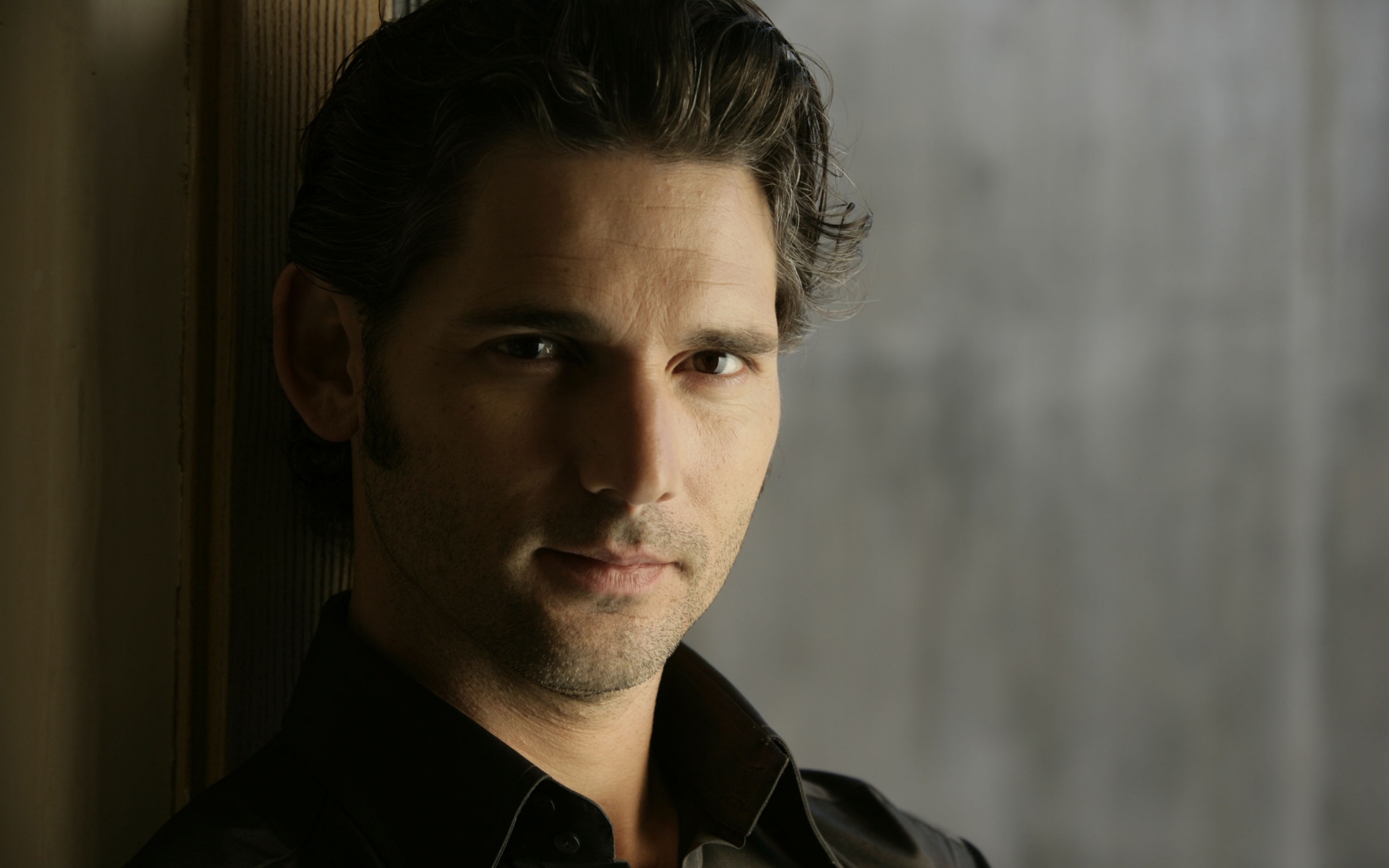Картинки Eric bana, брюнетка, знаменитость, улыбка, тень фото и обои на рабочий стол