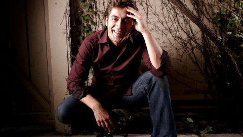 Javier bardem, брюнетка, мужчина, свитер, брюки, улыбка