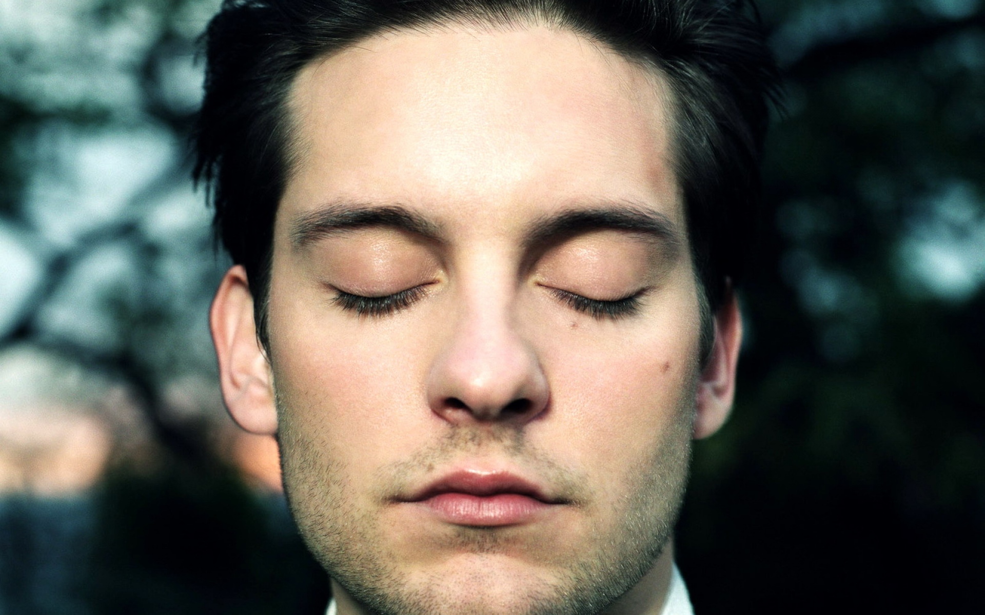 Картинки Tobey maguire, лицо, глаза, сон, ресницы, крупный план, брюнетка фото и обои на рабочий стол