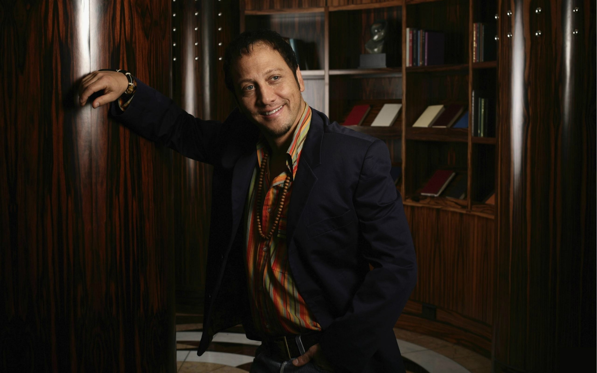 Картинки Rob schneider, актер, улыбка, смокинг, комната фото и обои на рабочий стол