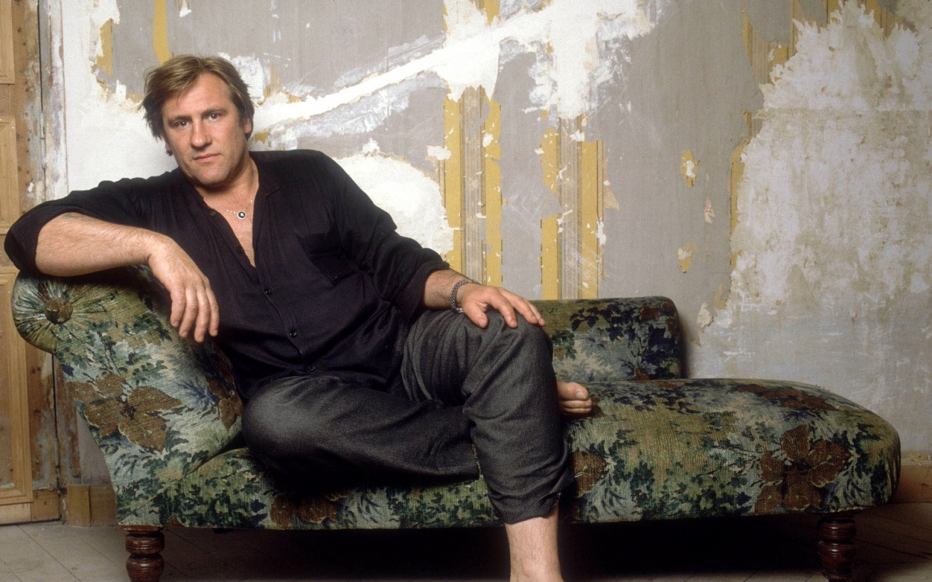 Картинки Gerard depardieu, комната, старая школа, босиком, образ фото и обои на рабочий стол