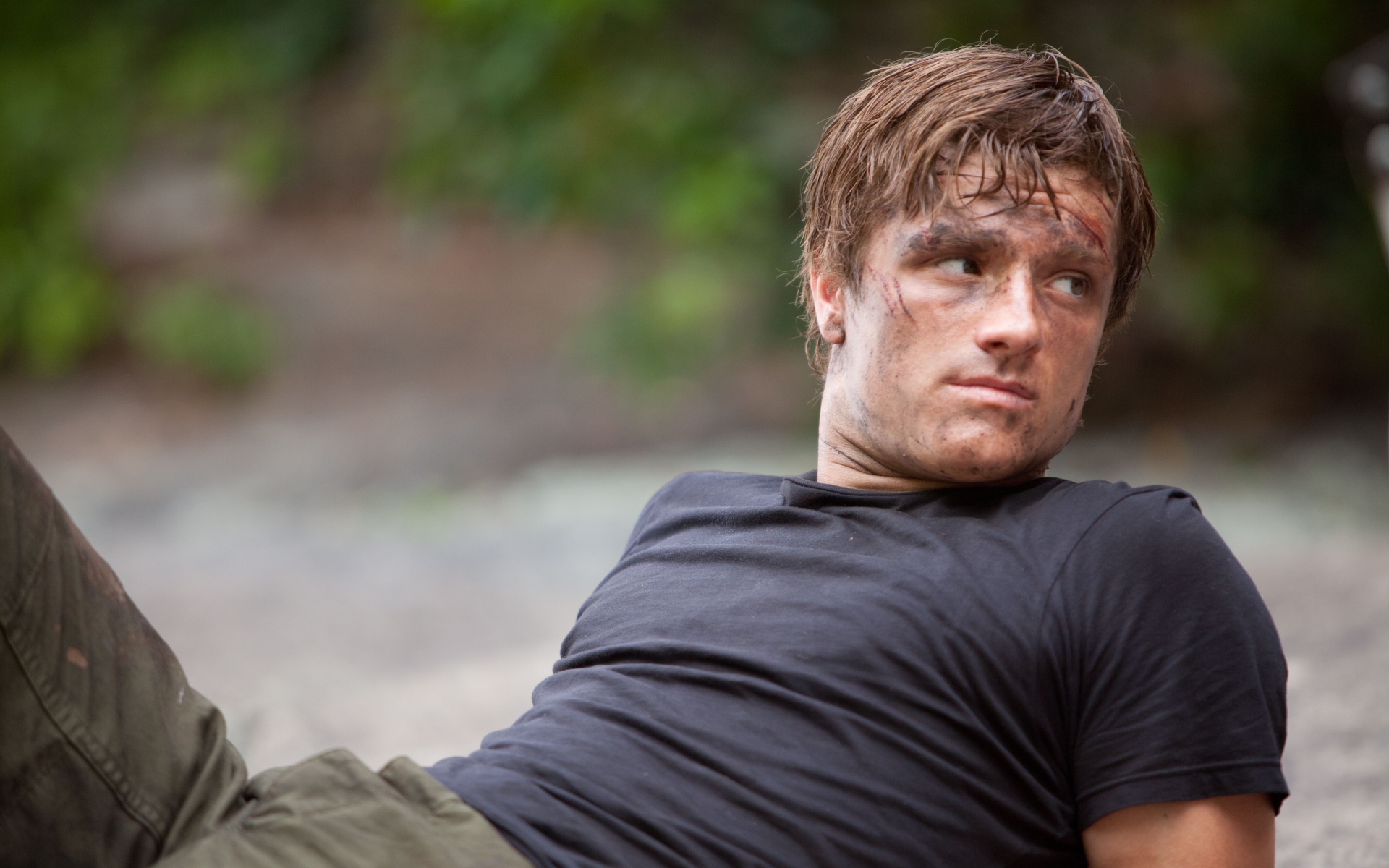Картинки Josh hutcherson, брюнетка, грязный, трикотаж, картина фото и обои на рабочий стол