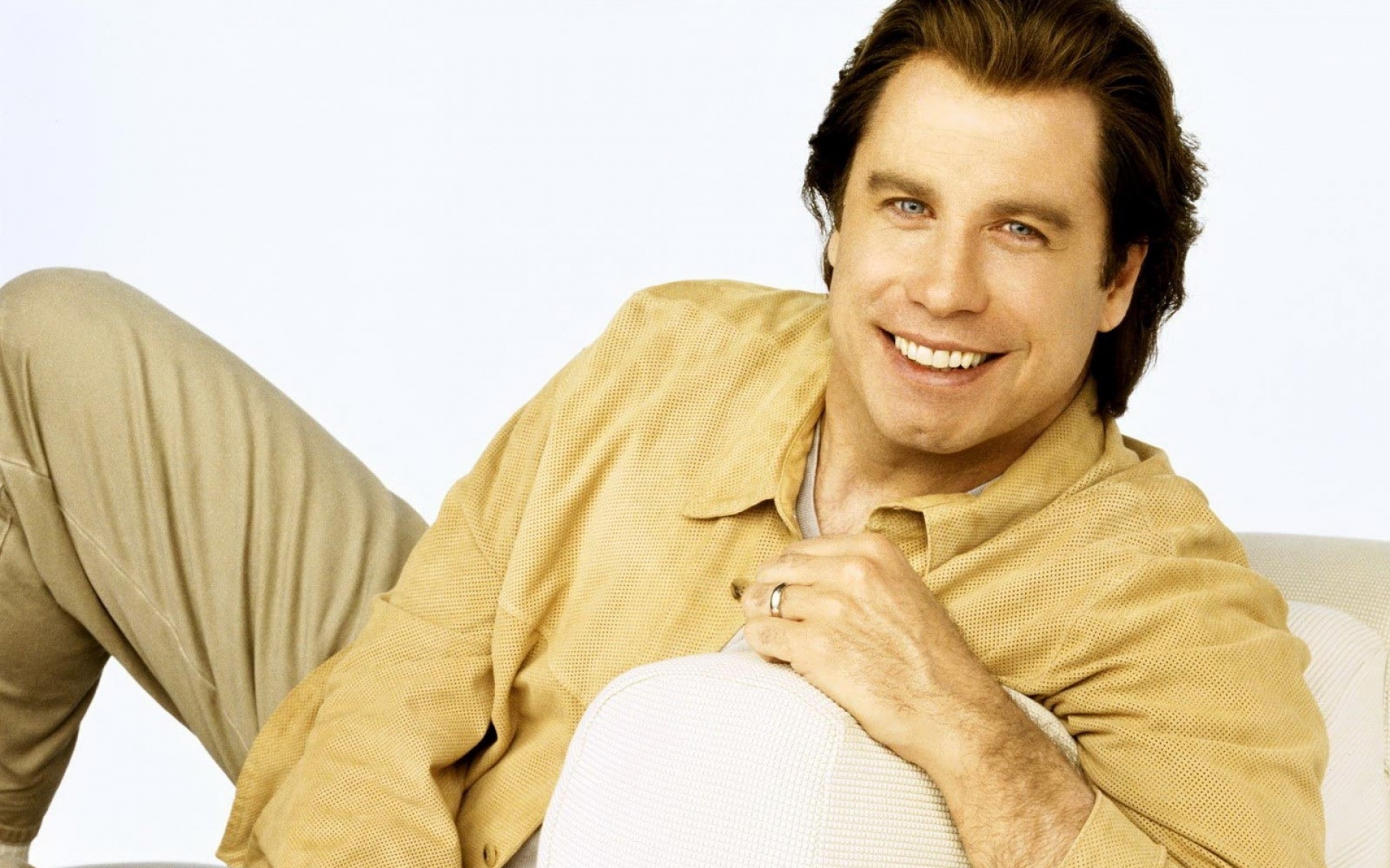Картинки John travolta, знаменитость, брюнетка, кушетка, рубашка, улыбка фото и обои на рабочий стол