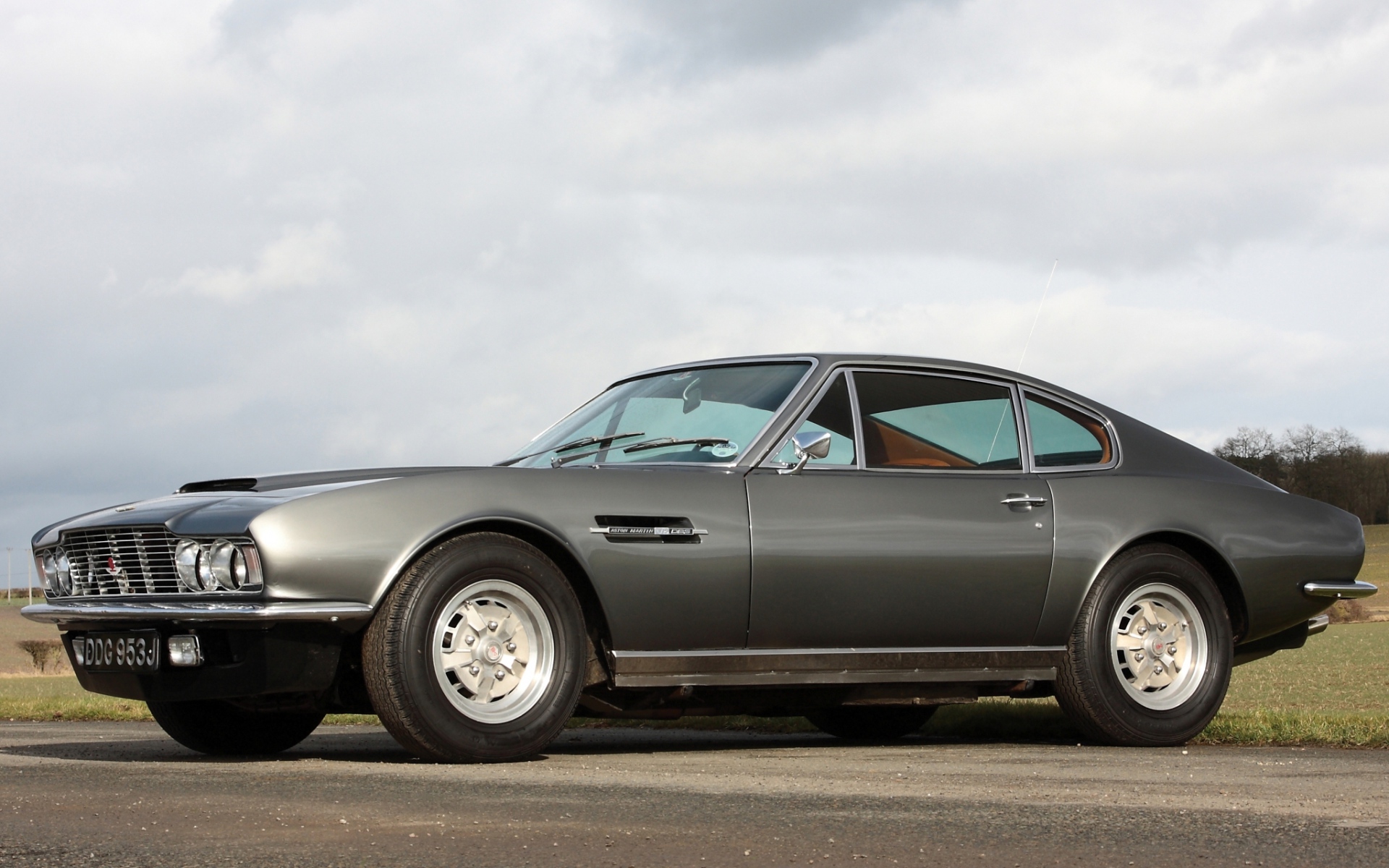 Картинки Aston martin, dbs, v8, 1969, серый, вид сбоку, ретро, ??автомобили, небо, трава фото и обои на рабочий стол