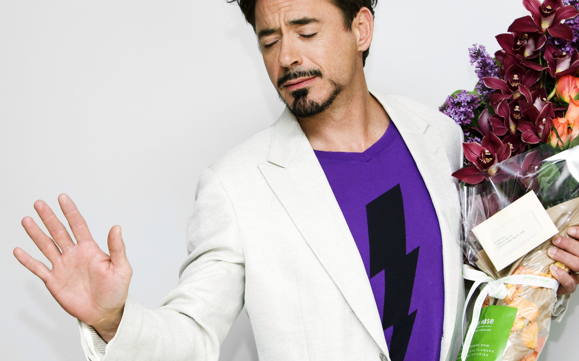 Картинки Robert downey jr, смокинг, джентльмен, букет, эмоции фото и обои на рабочий стол